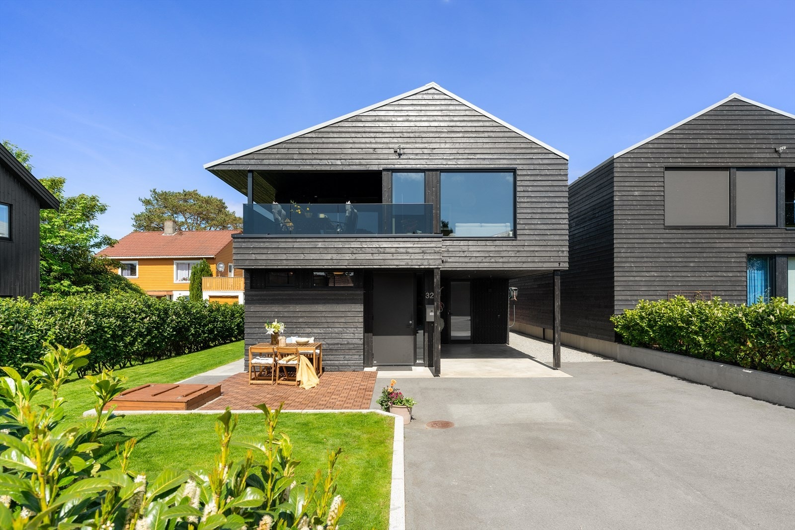 Stort og flott inngangsparti med carport og elbillader. Galleribilde