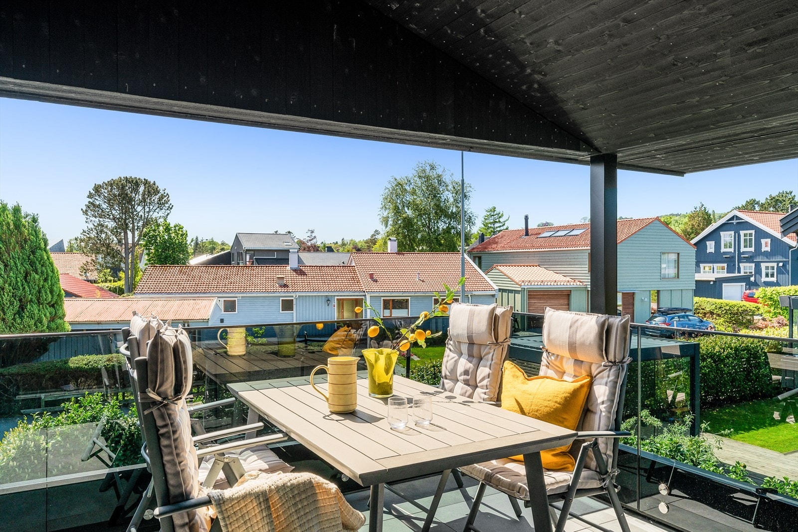 Fra stuen i 2. etasje er det utgang til sørvestvendt overbygget terrasse. Galleribilde