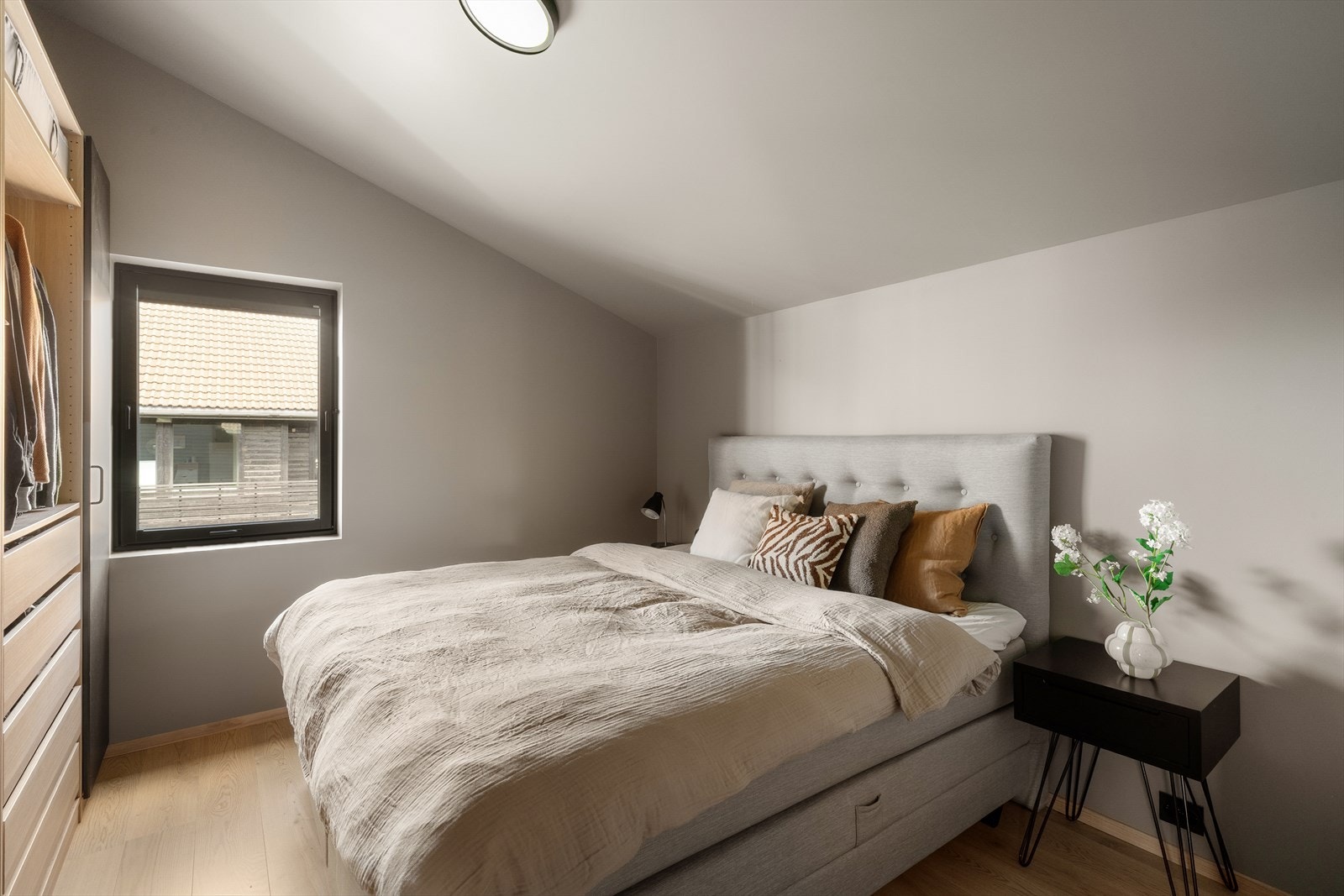 Hovedsoverommet ligger i 2. etasje og har tilhørende walk in closet og privat bad, perfekt utformet til foreldrenes egen sone. Galleribilde