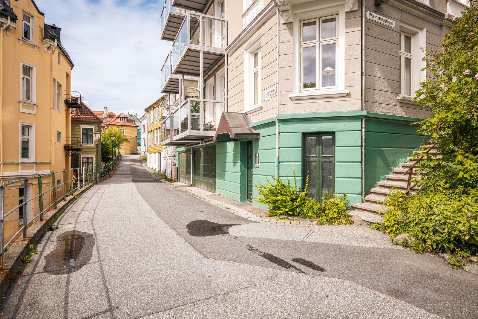 Garasjeplass i bygget som denne leiligheten leier og disponerer. Snr 8 betaler 2.000,- i leie per måned. Galleribilde