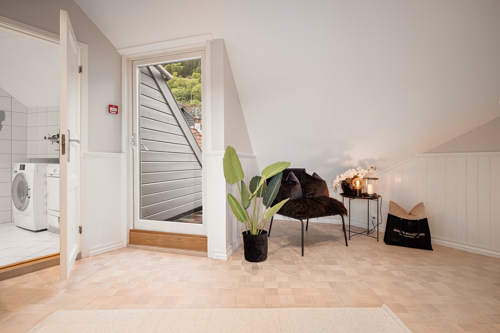 Romslig gang utgang til et lite uteområde. Galleribilde