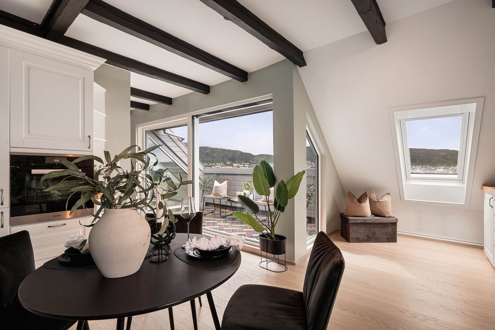Det er plass til et mindre bord på kjøkkenet og utgang til altan. Galleribilde