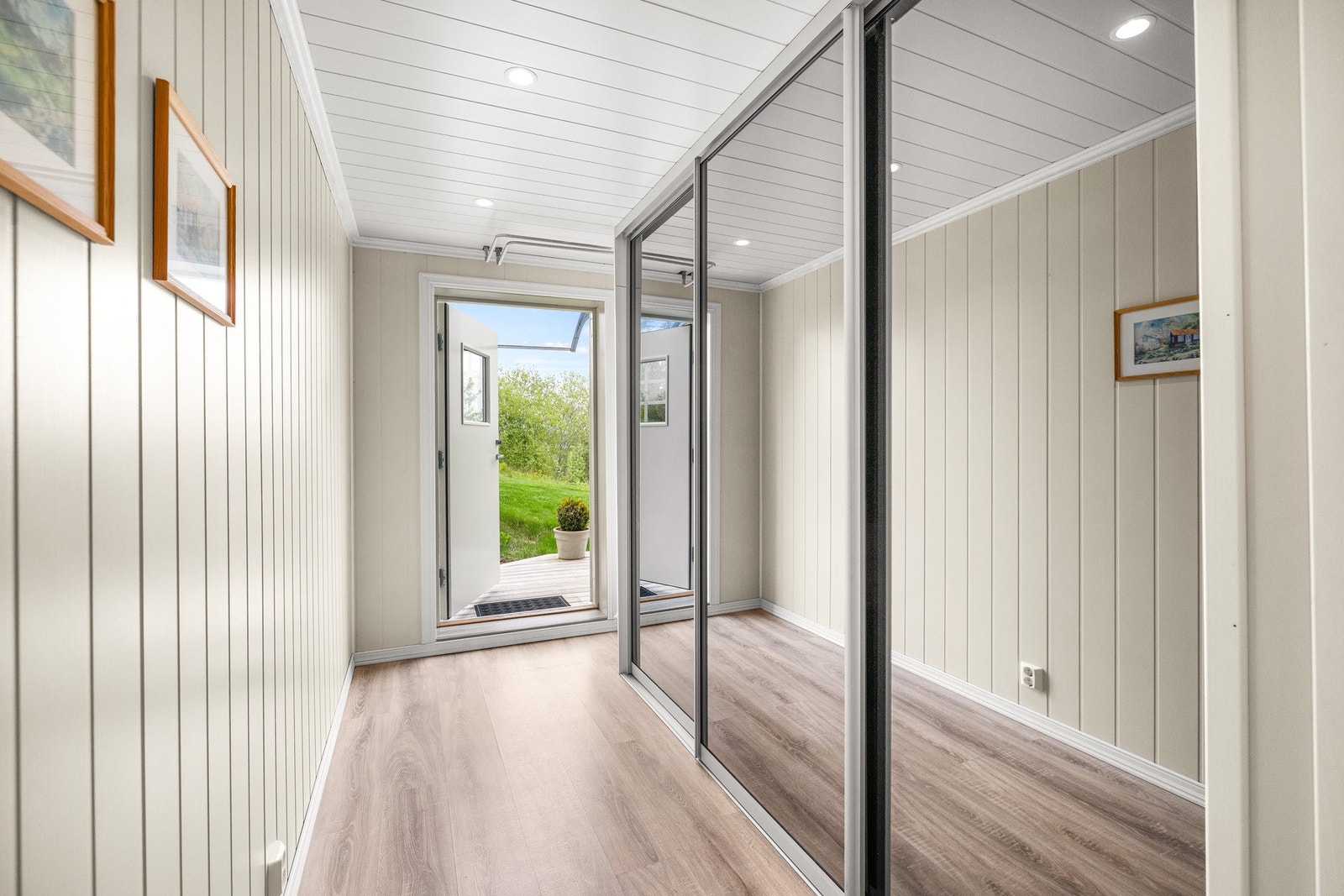 Det gjøres for ordens skyld oppmerksom på at kjelleretasjen er innredet som en separat boenhet, men ikke er godkjent som egen separat utleiedel hos kommunen. Galleribilde
