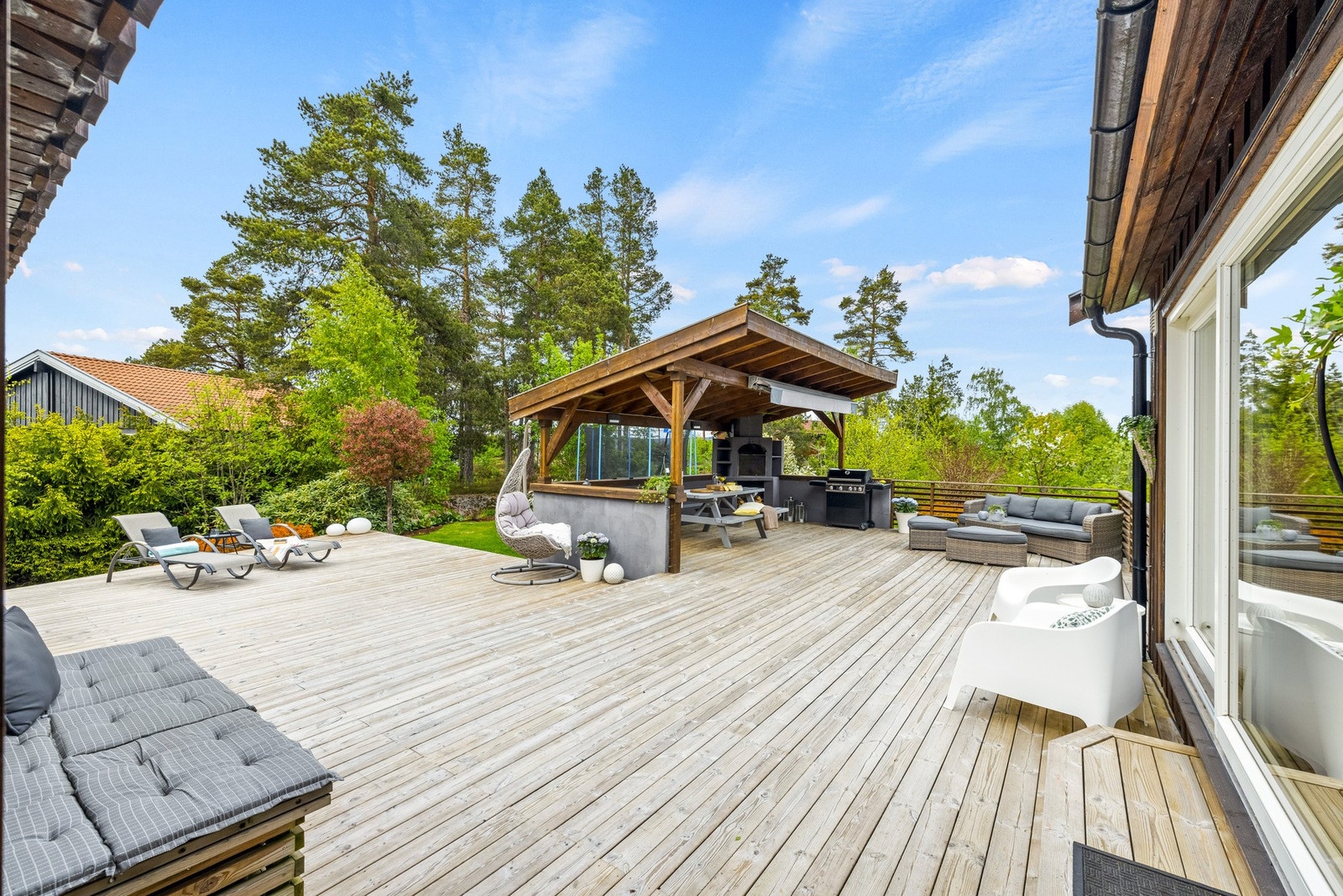 Fra stuen er det direkte utgang til en imponerende terrasse på ca. 102 m² som blir en naturlig forlengelse av boligens oppholdsrom gjennom store deler av året. Galleribilde