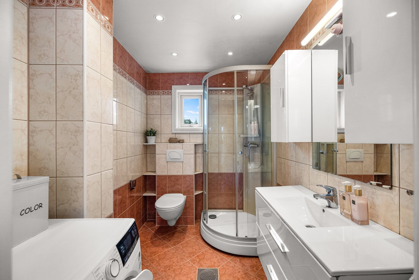 Badet er fra ca. 1980 og har flislagte overflater, elektrisk gulvvarme samt en oppgradert innredning fra 2012. Galleribilde
