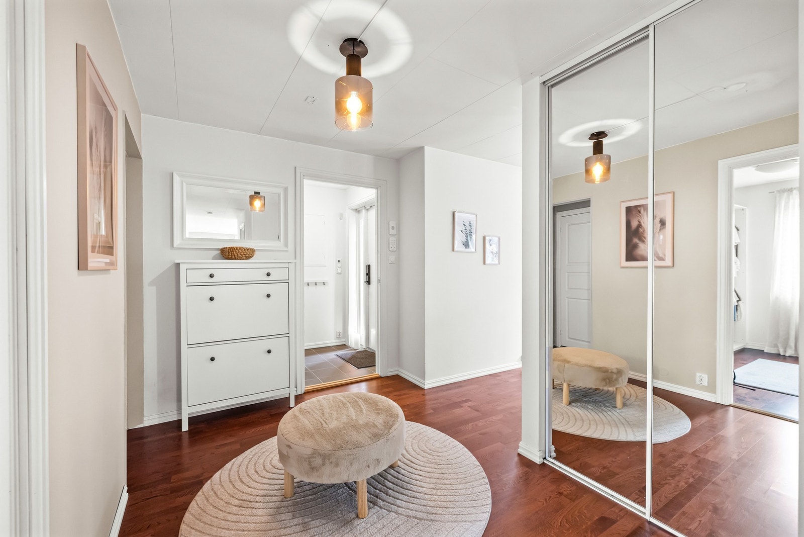 Her er det god plass til å henge fra seg yttertøy og sko, samtidig som det er rikelig med oppbevaringsmuligheter i garderobeløsningene. Galleribilde