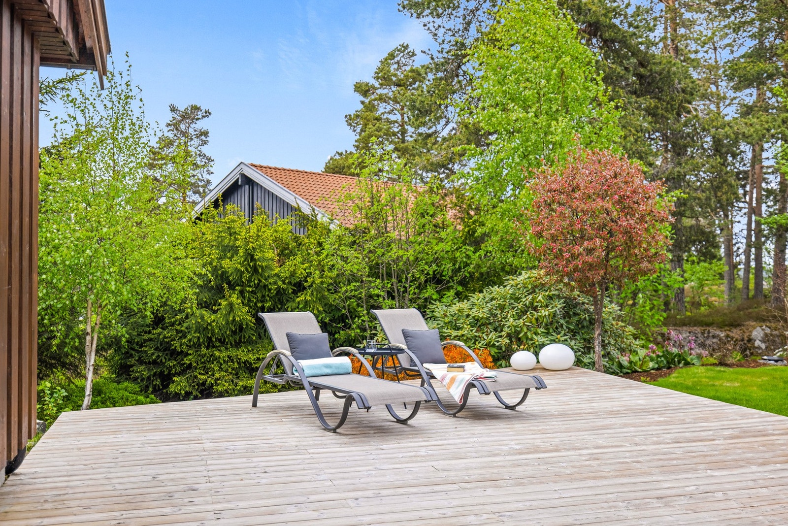 Her er det rikelig med plass til flere sittegrupper, spisebord, grillområde og øvrig utemøblement etter eget ønske! Galleribilde