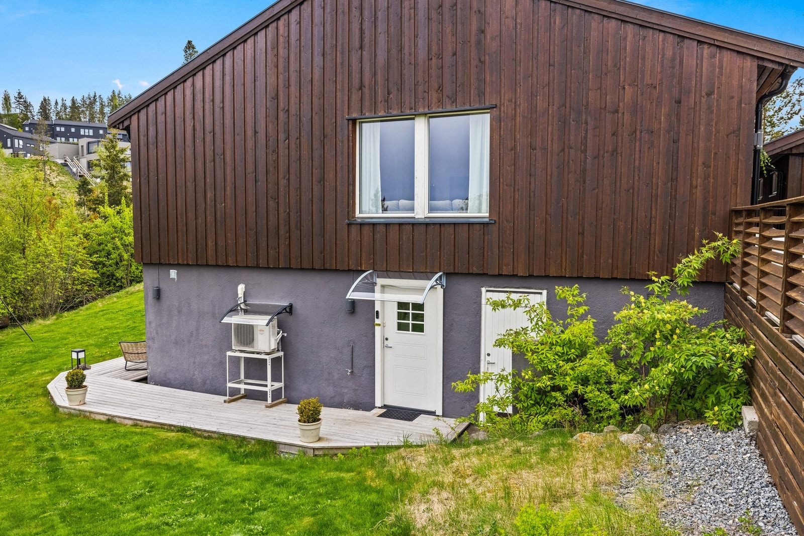 I tillegg disponerer eiendommen en markterrasse på ca. 39 m² ved inngangspartiet til underetasjen. Galleribilde