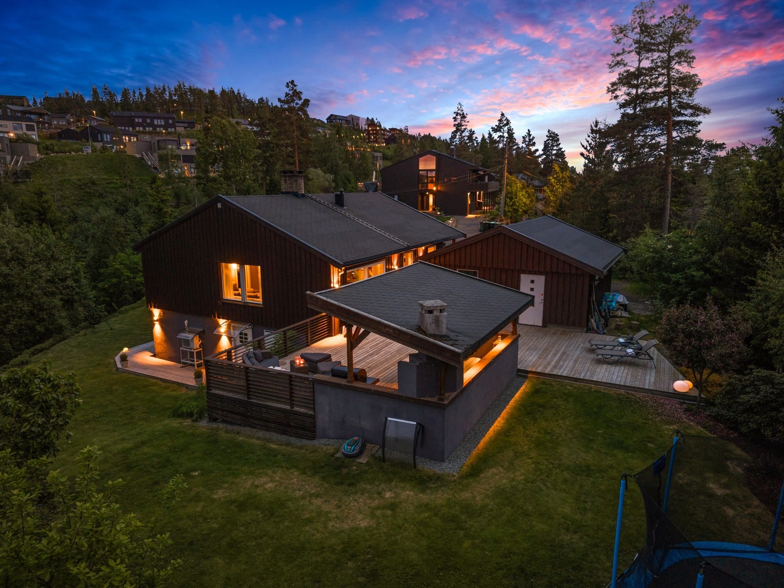 Løkenåsen 22 har en attraktiv og familievennlig beliggenhet i et etablert boligområde på Løkenåsen i Fetsund. Galleribilde