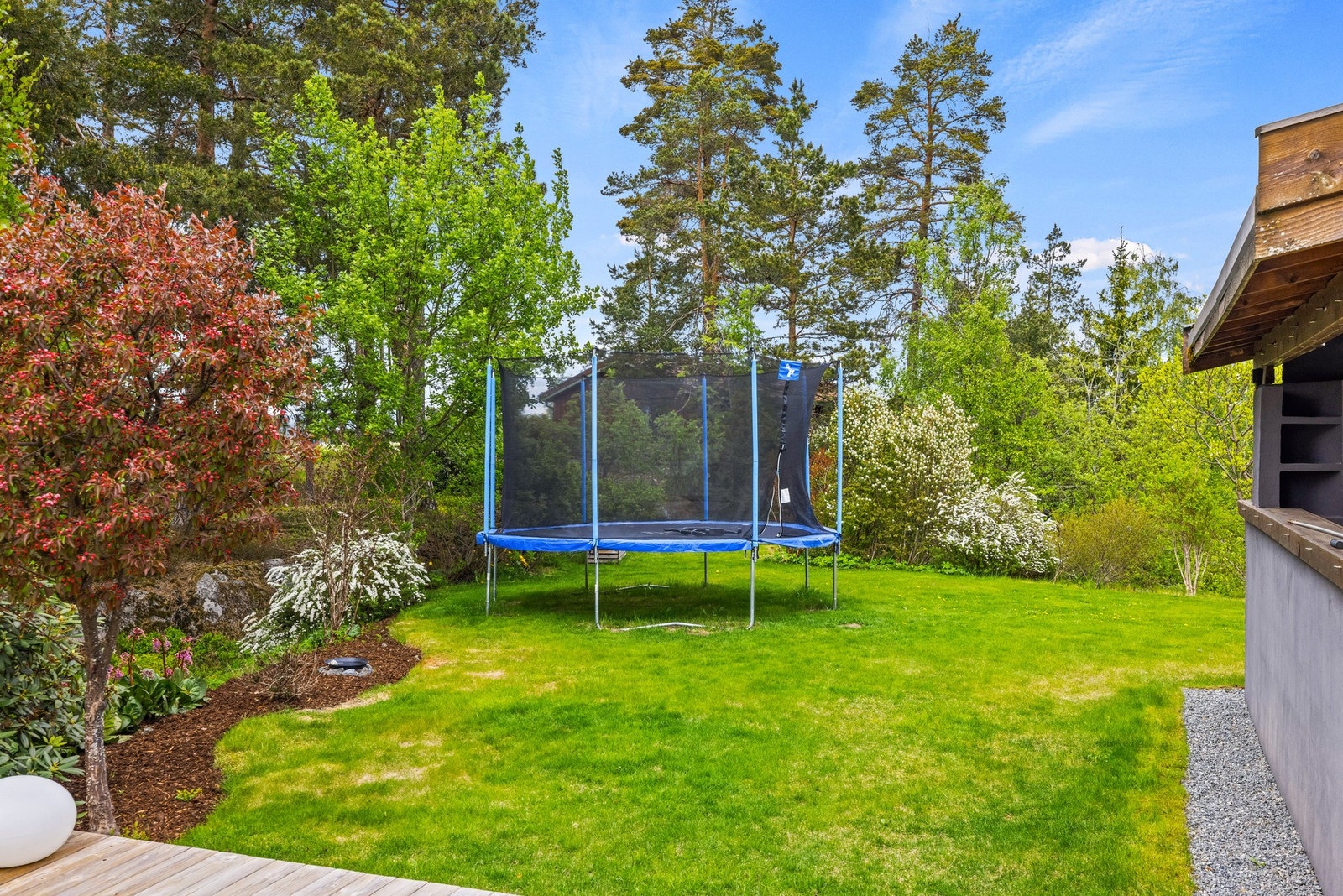 Tomtens utforming gir eiendommen et luftig preg og skaper gode soner for både lek, avslapning og sosiale sammenkomster. Galleribilde
