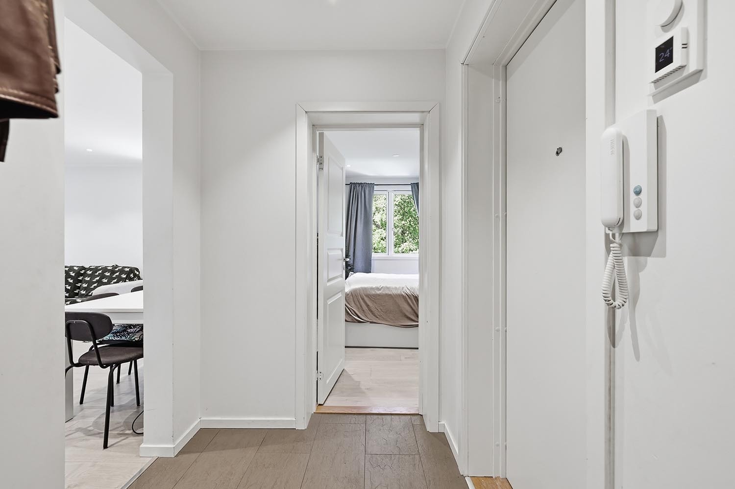 Entré med god plass til å henge fra seg yttertøy og sko. Galleribilde