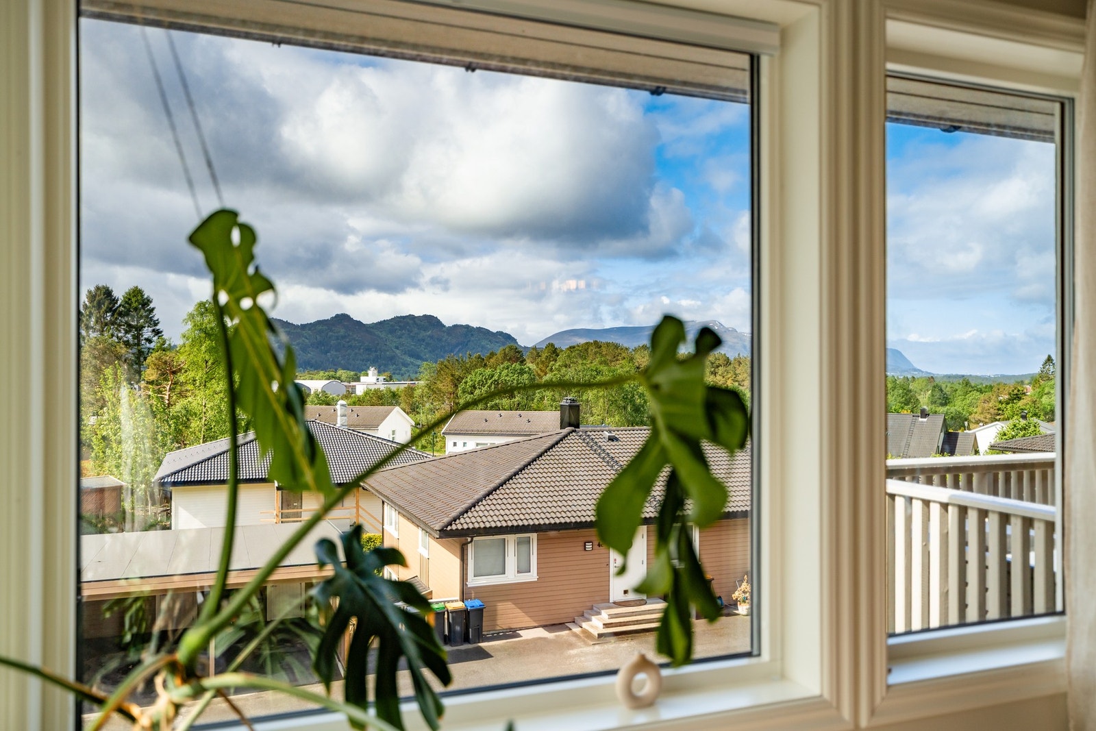 Flott fjellutsikt og omkringliggende natur kan nytes rett fra sofakroken. Galleribilde