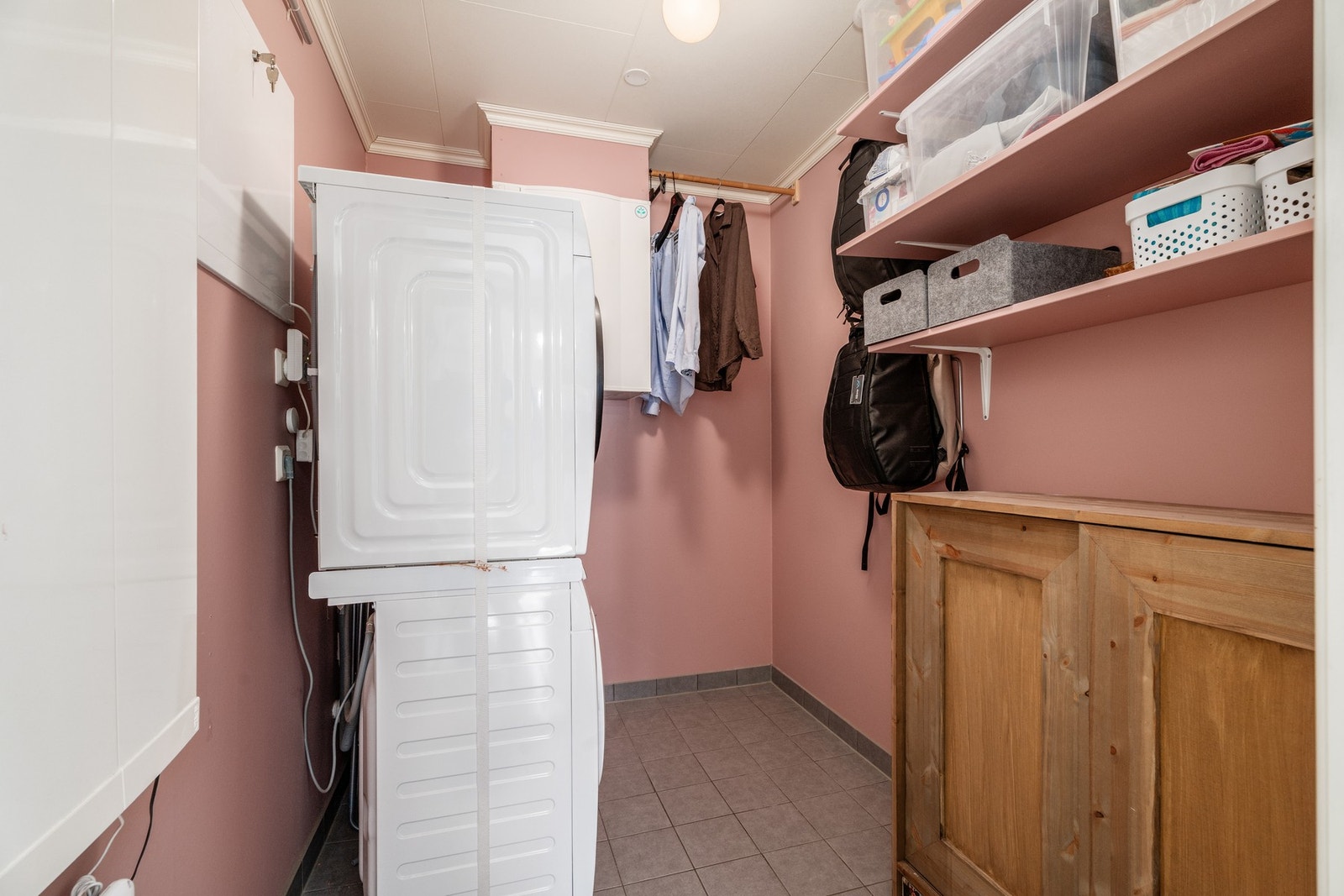 Praktisk innvendig bod med opplegg for vaskemaskin og tørketrommel. Her finner du også det meste av boligens tekniske installasjoner. Galleribilde