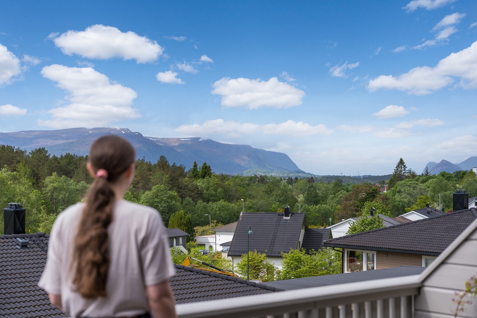 Den høye beliggenheten gir et åpent utsyn over nærområdet med vakre fjell som bakteppe. Galleribilde