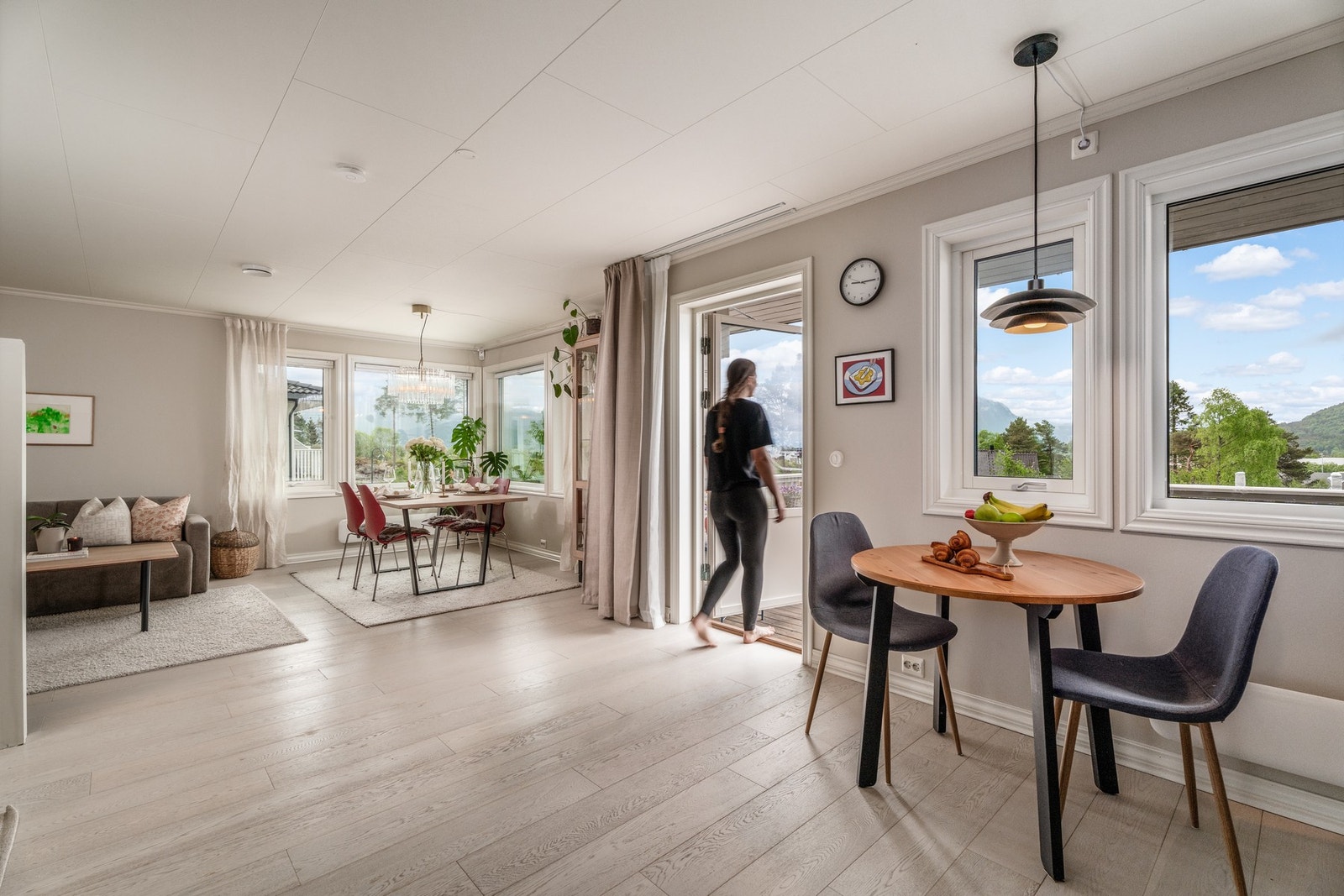Ved de store vindusflatene i enden finner du en naturlig spiseplass, og om ønskelig er det rom for et frokostbord ved kjøkkenet. Galleribilde
