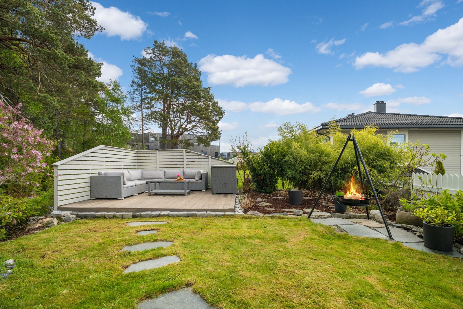 Uteområdet er gjennomført og lettstelt, med en fin kombinasjon av grøntarealer, terrasse og prydbusker. Galleribilde
