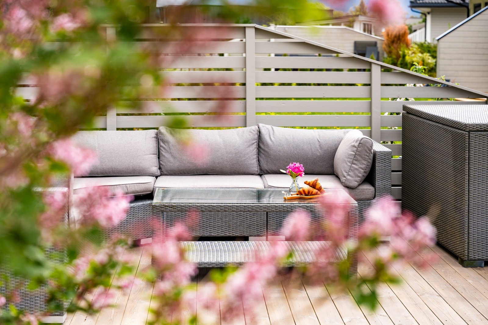 Terrassen fungerer som et naturlig samlingspunkt i sommerhalvåret, med plass til både avslapning og gjester. Galleribilde