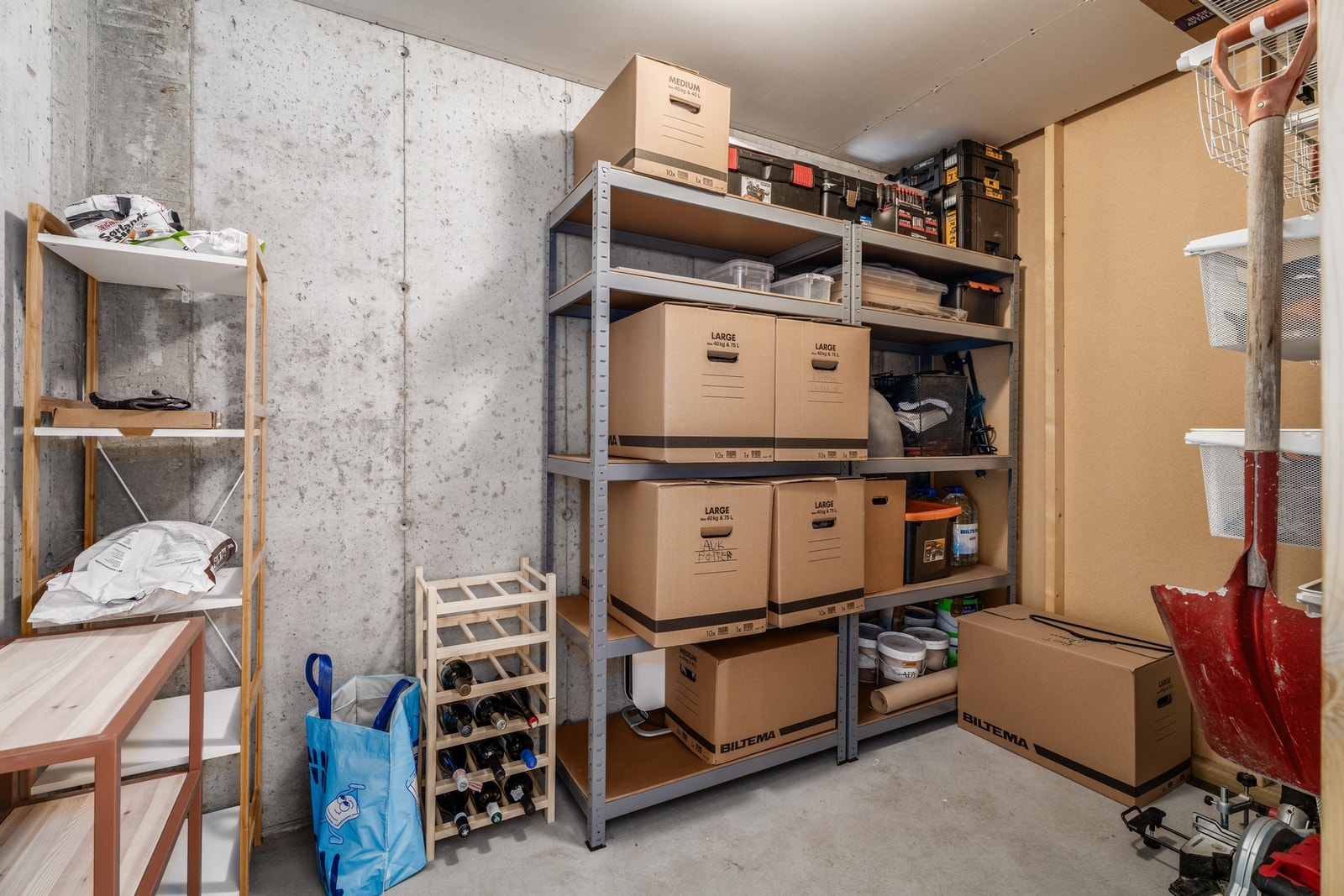 Boligen byr på rikelig med lagringsplass, både innvendig og utvendig. Avbildet er bod i tilknytning garasje. Galleribilde