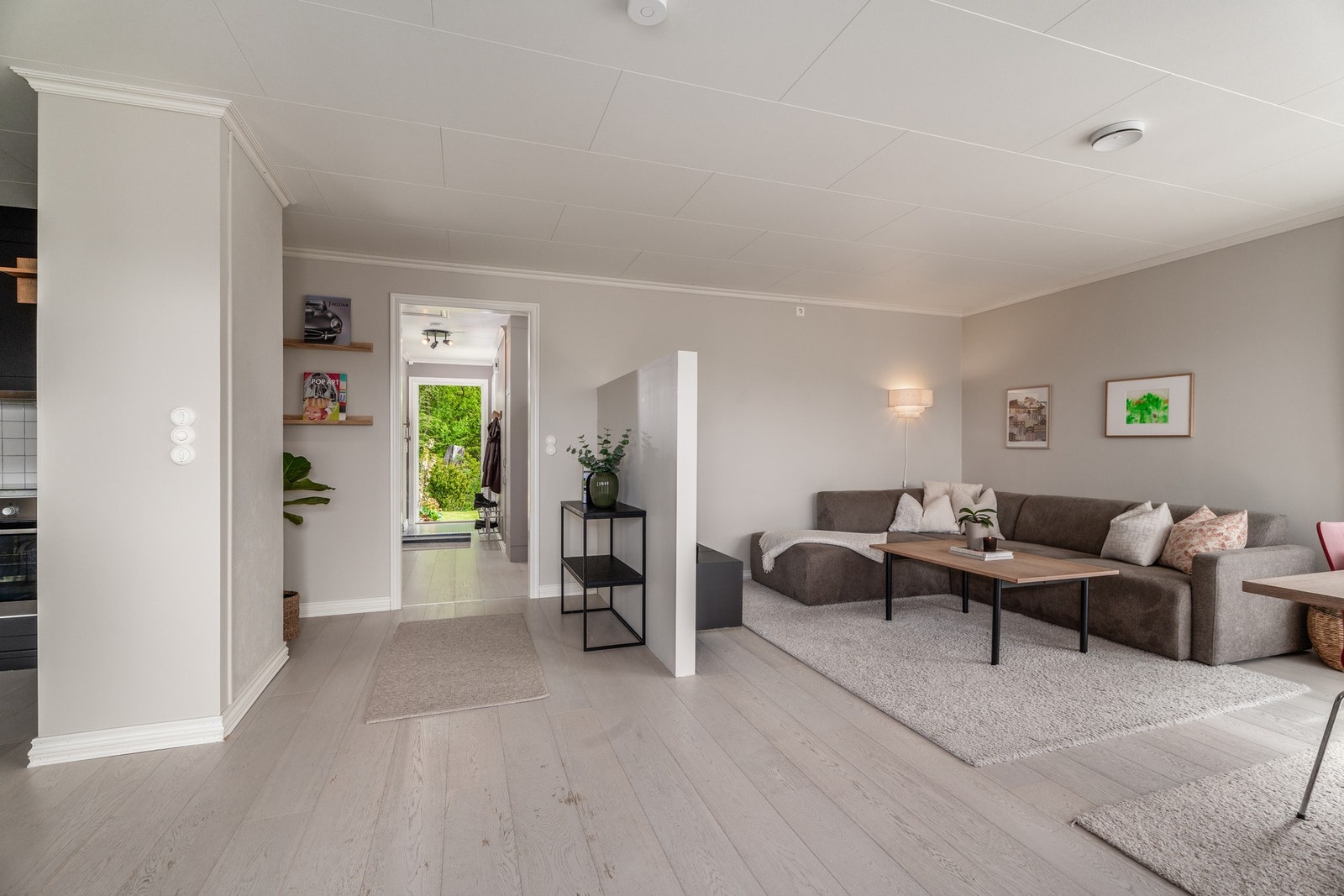 Stuen er av en fin størrelse, og tilbyr flere naturlige soner for møblement etter eget ønske. Galleribilde