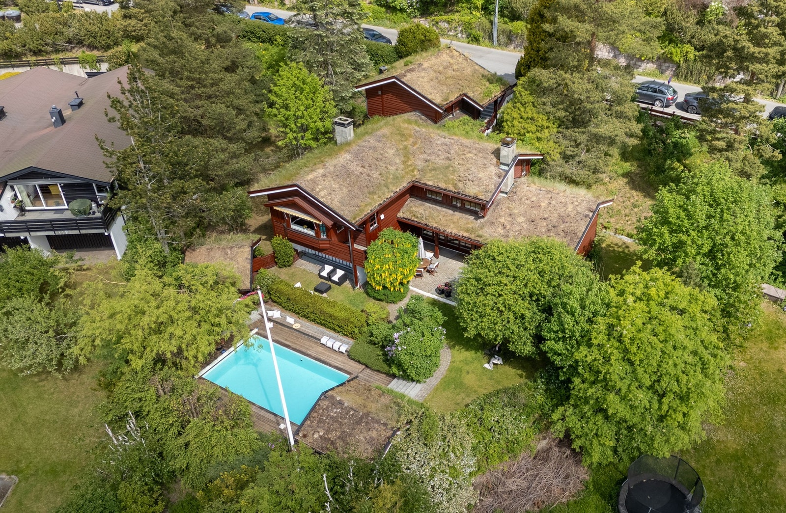 Stor arkitekttegnet enebolig med privat basseng, spektakulær utsikt, garasje og idyllisk hage i et barnevennlig strøk. Galleribilde