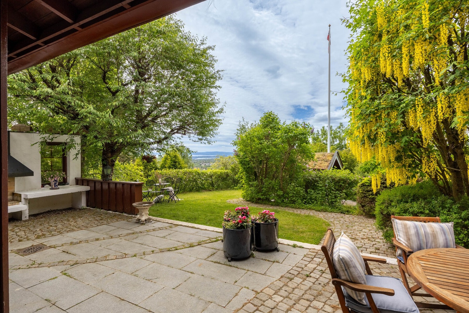 Eiendommen byr på svært gode solforhold, med sol på terrassen fra ca. kl. 11.00 til 22.00 i sommerhalvåret. Galleribilde