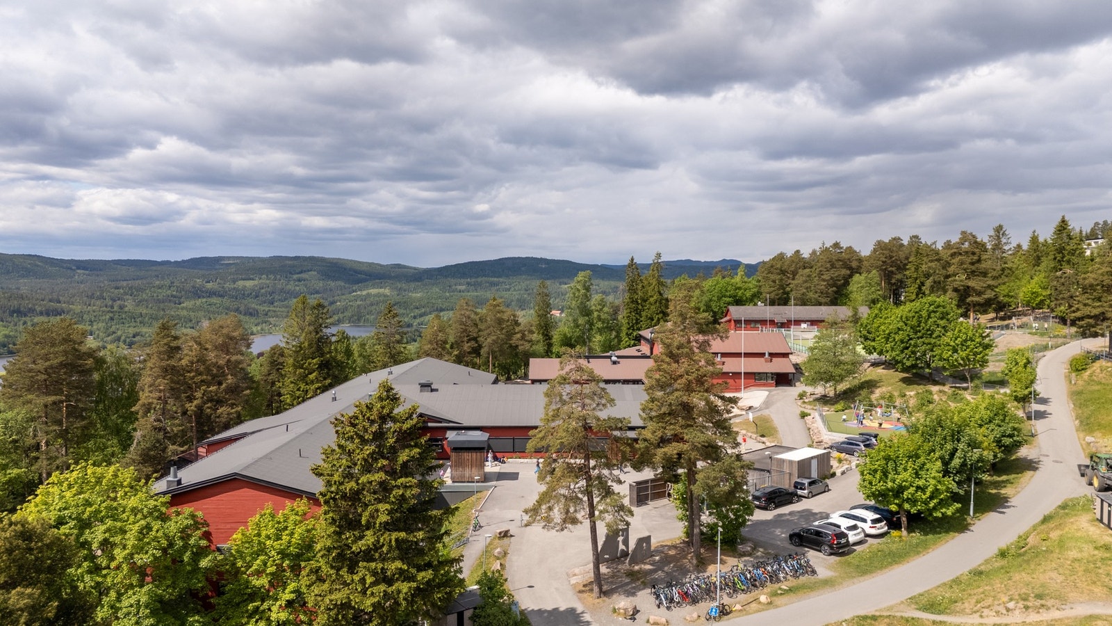 Nærområdet byr på skoler, barnehager, offentlig transport og vakre rekreasjonsområder. Galleribilde