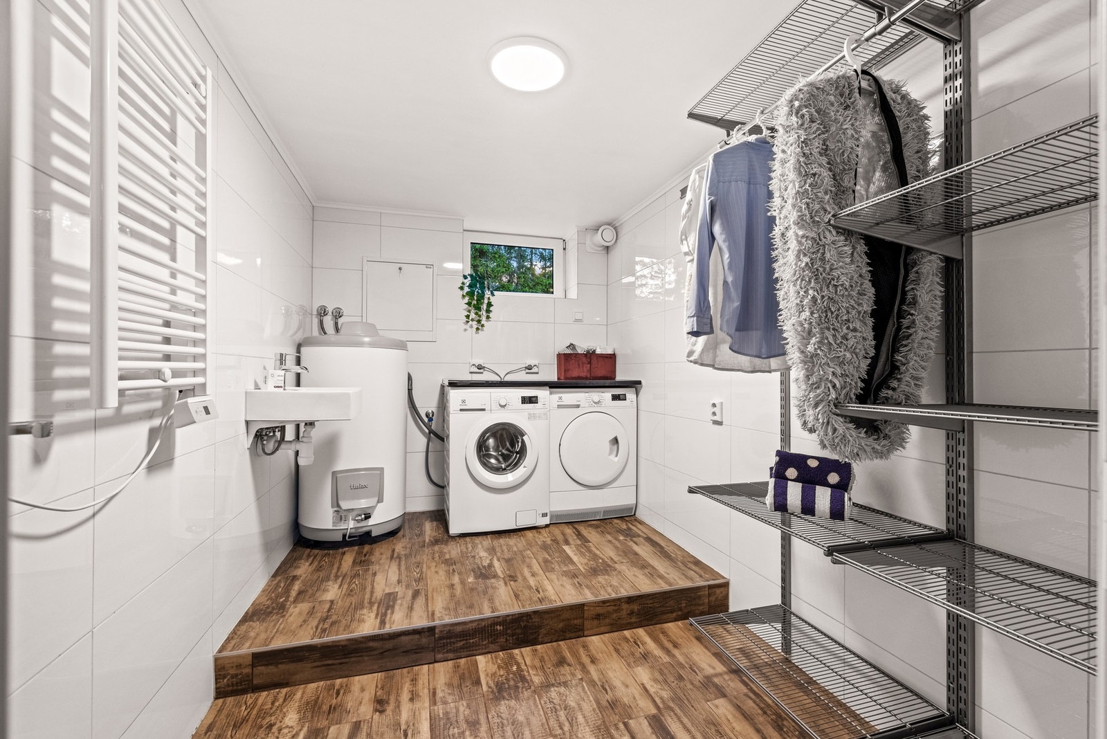 Vaskerommet ligger innenfor baderommet i underetasjen og ble oppgradert samtidig med badet i 2018. Galleribilde