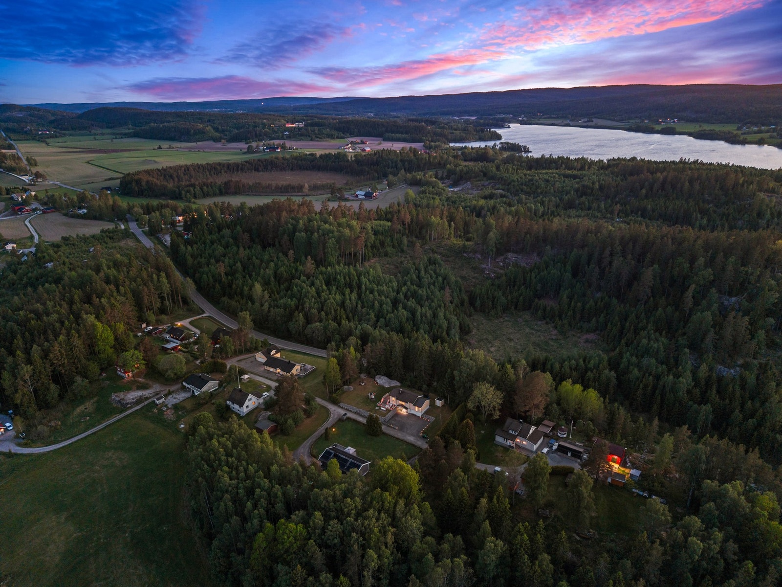 Eiendommen ligger i rolige omgivelser på "Kattnæggern", et lite og sjarmerende område omtrent 4,5 km sør for Bjørkelangen i Aurskog-Høland kommune. Her er det et fint miljø for familier. Galleribilde