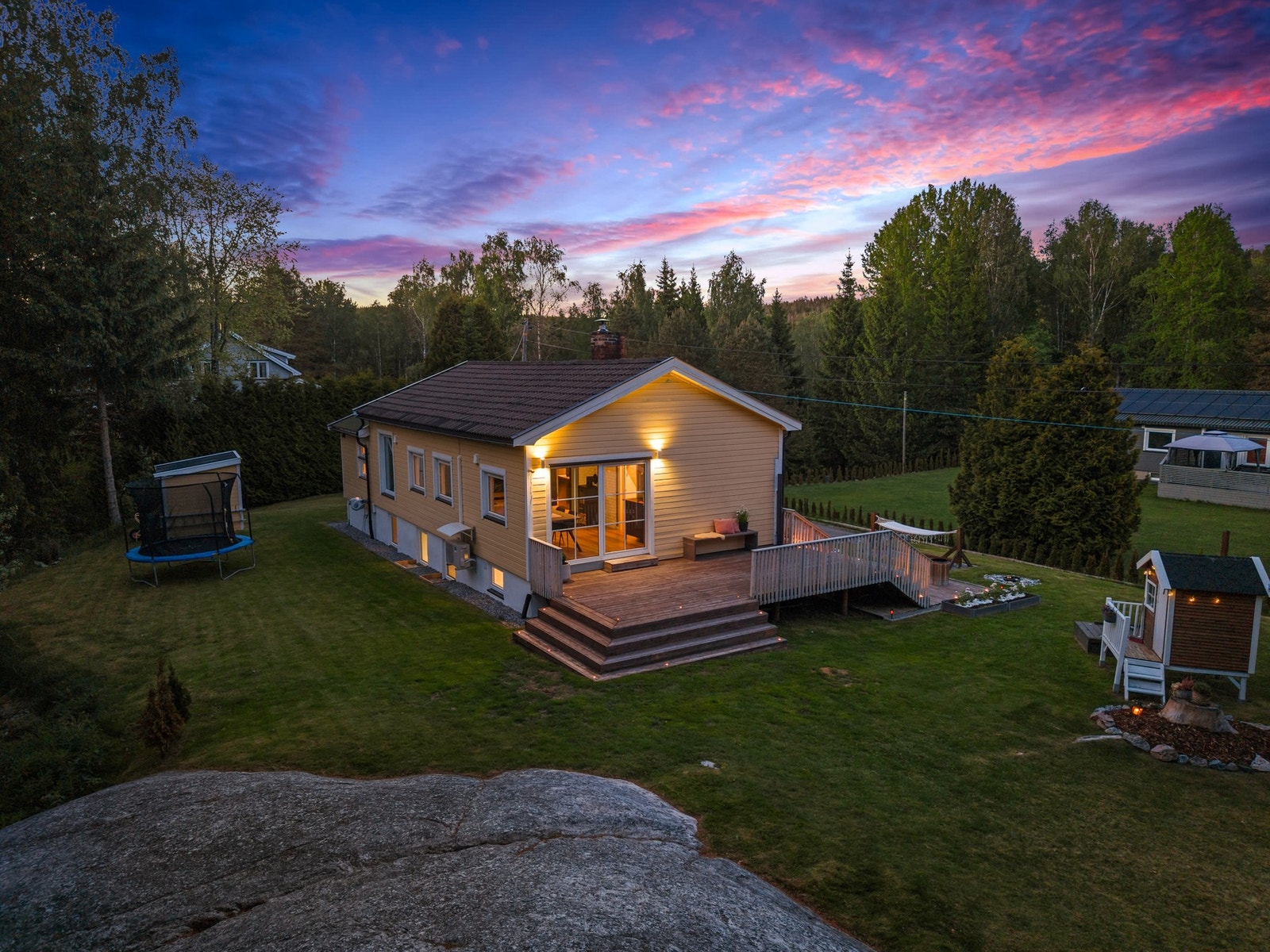 Stor og flat hage med mange bruksmuligheter. Galleribilde