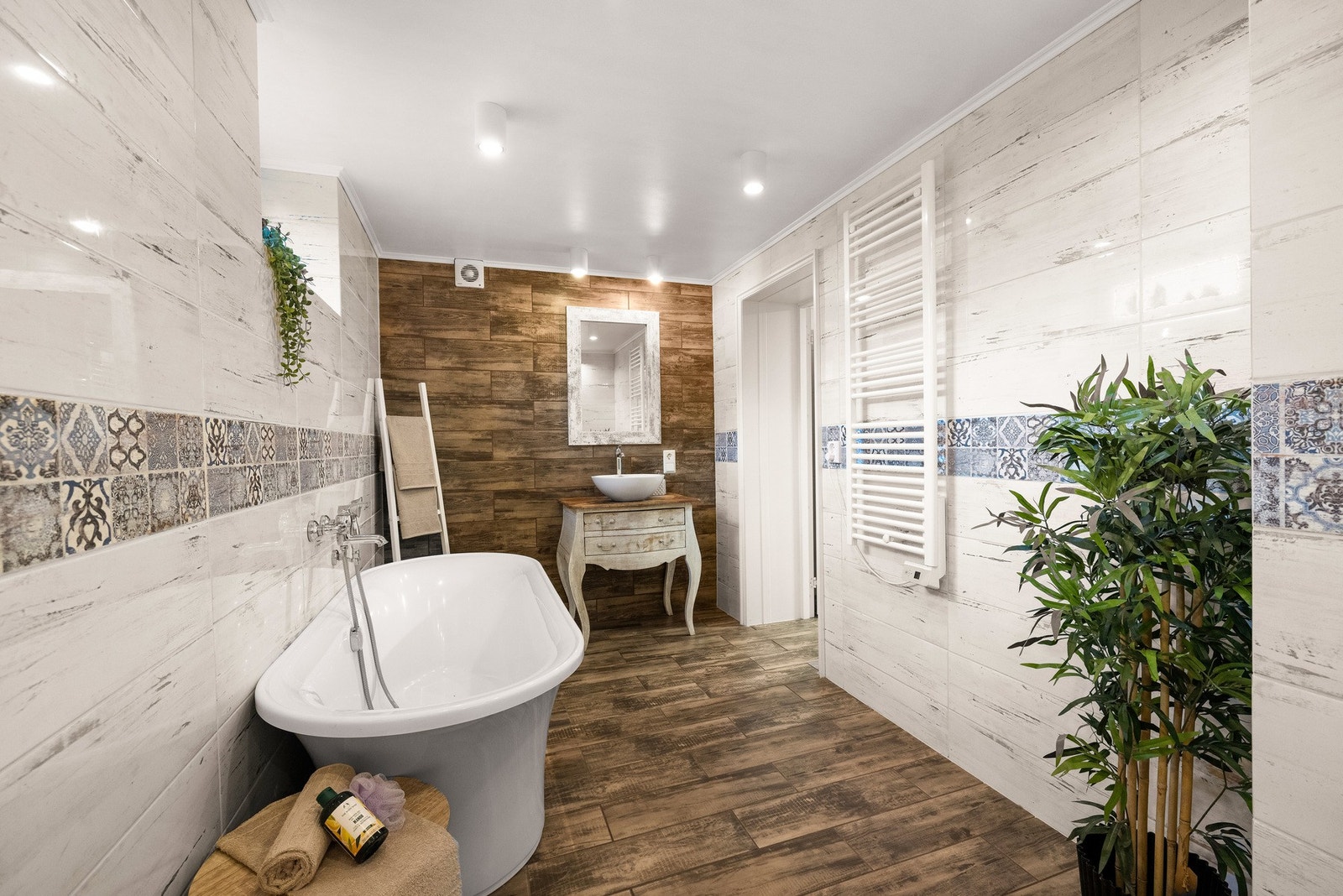 Badet er utstyrt med badekar, vegghengt toalett og rustikk innredning. Galleribilde