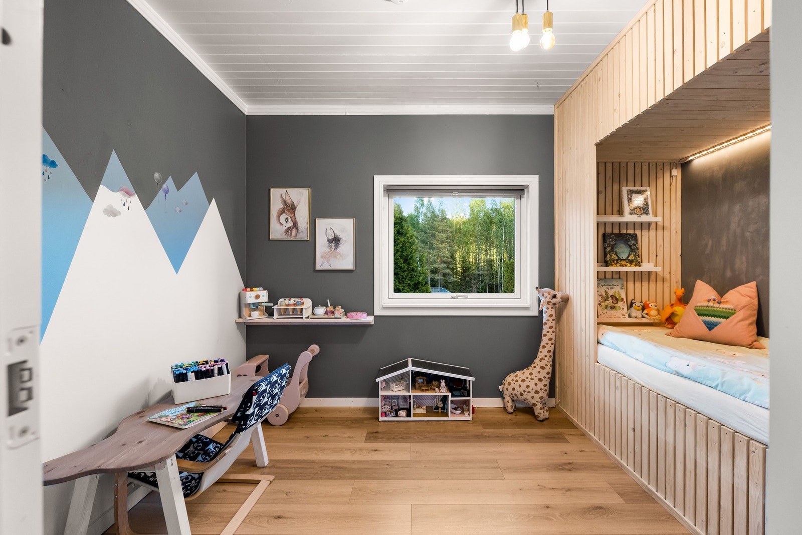 Boligens andre etasje har to soverom, hvor det minste er godt egnet som gjesterom, barnerom eller hjemmekontor. Galleribilde