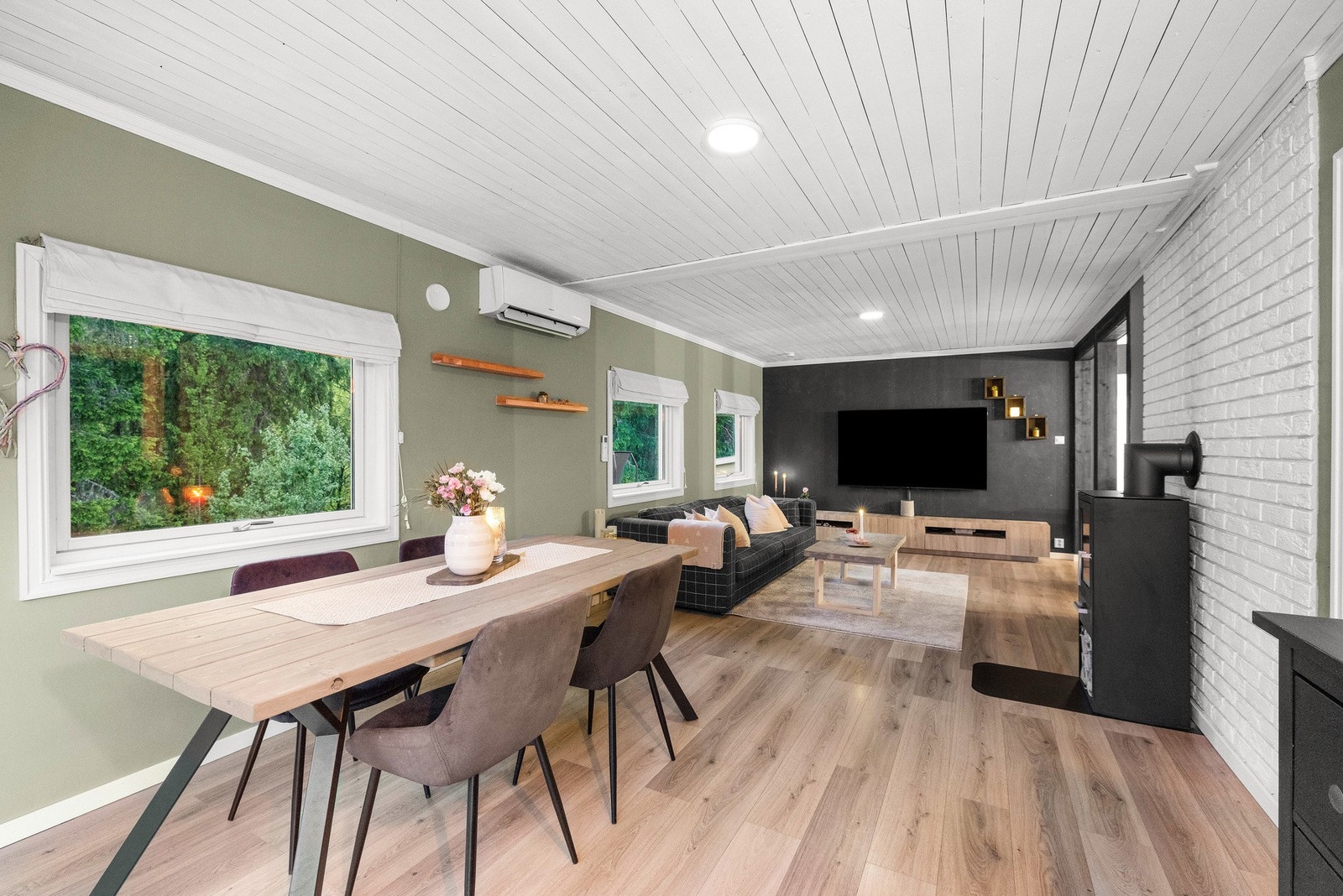 God plass til et stort spisebord for hyggelige måltider med familie og venner. Galleribilde
