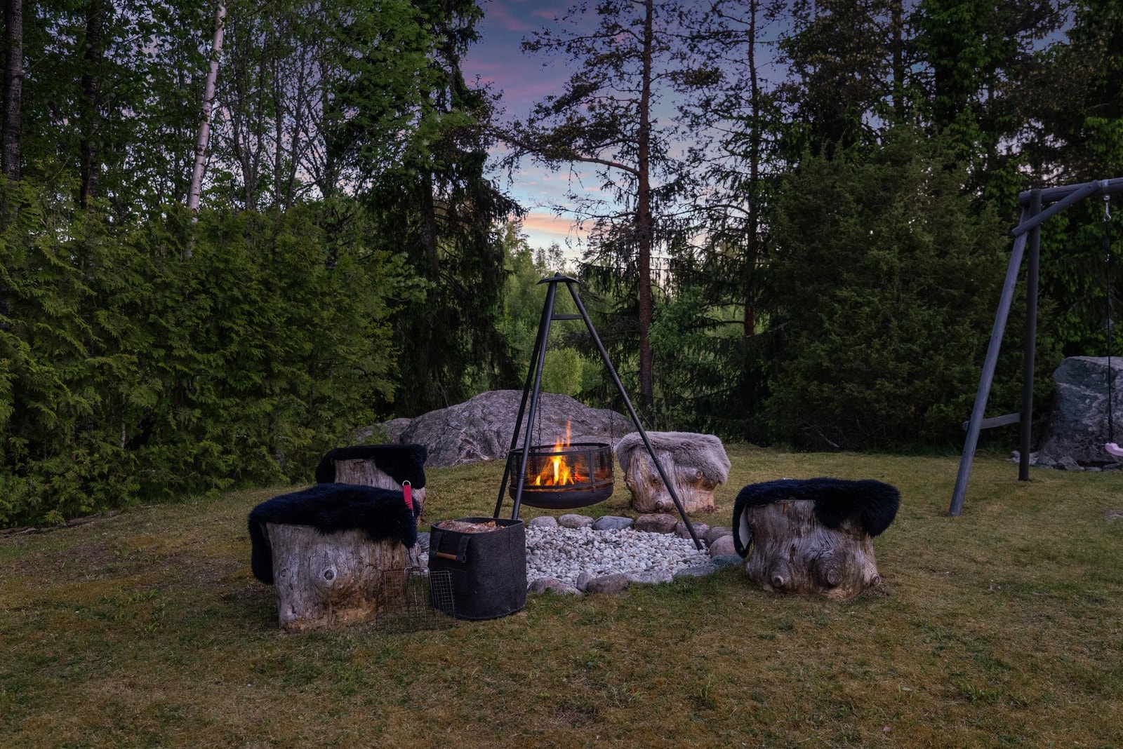 Hagen har en bålpanne, perfekt egnet for lange sommerkvelder med familien. Galleribilde
