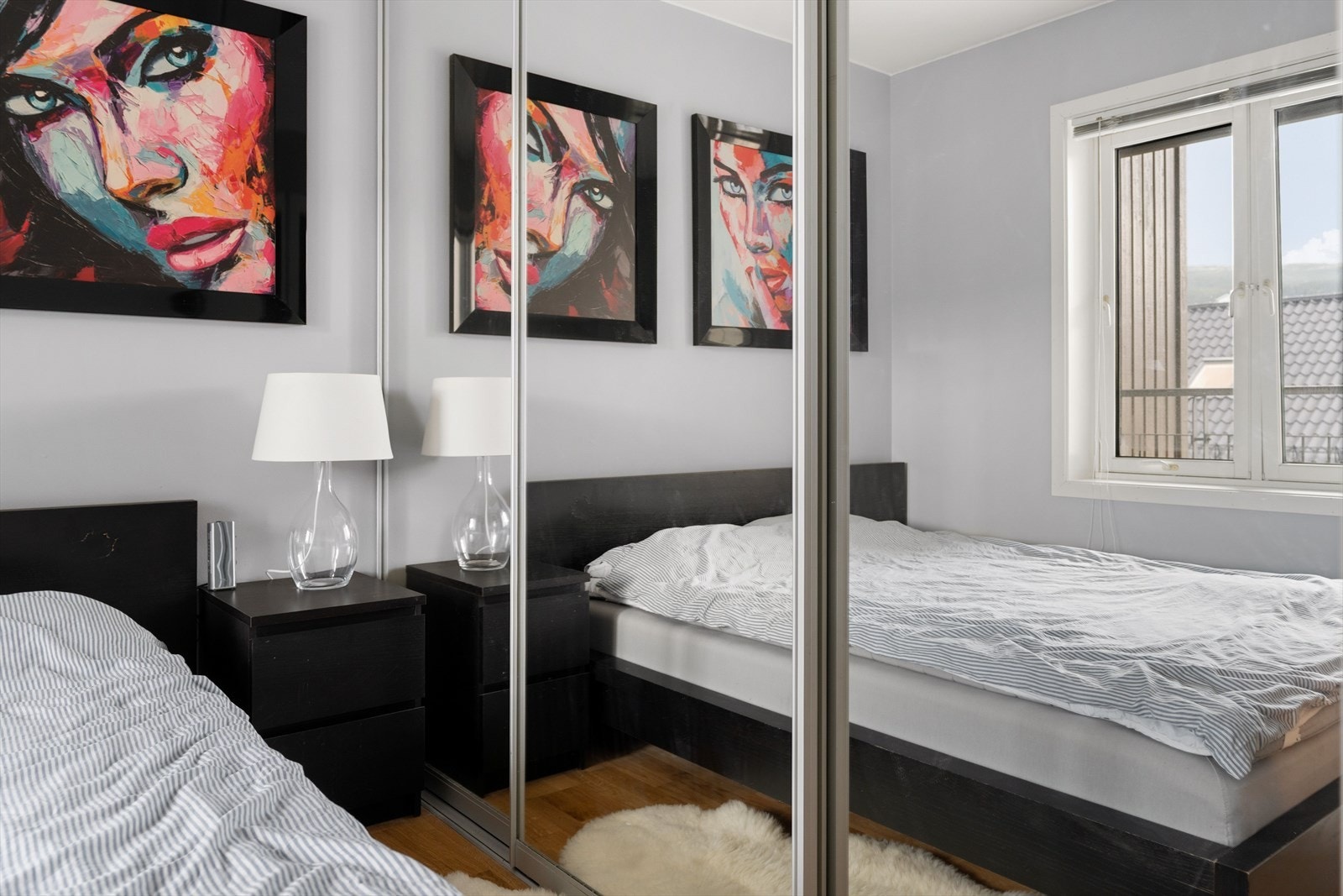 Det er god oppbevaringsplass i en stor skyvedørsgarderobe med speilfronter. Galleribilde