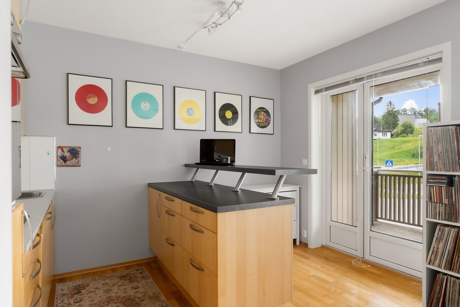 Fra kjøkkenet er det direkte adkomst til den solrike, vestvendte verandaen. Galleribilde