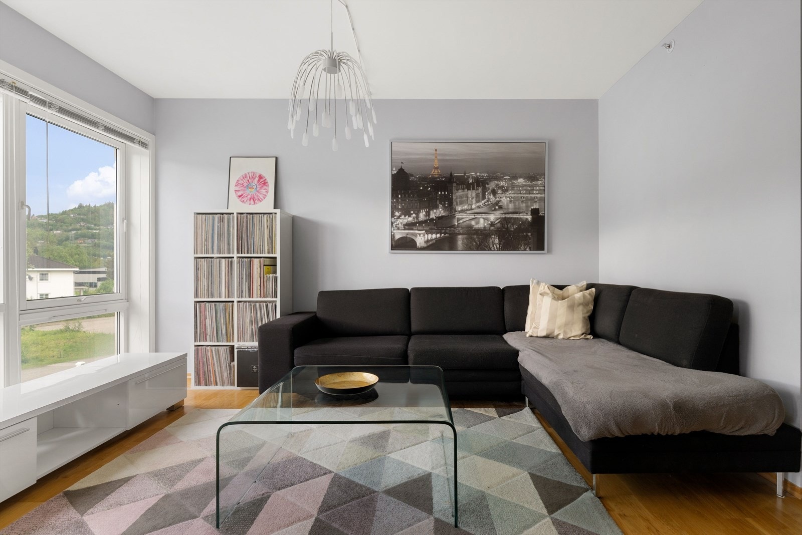 Stuen har god plass til en stor sofagruppe og mediemøblement. Kabel-TV/internett er inkl. i fellesutgiftene. Galleribilde