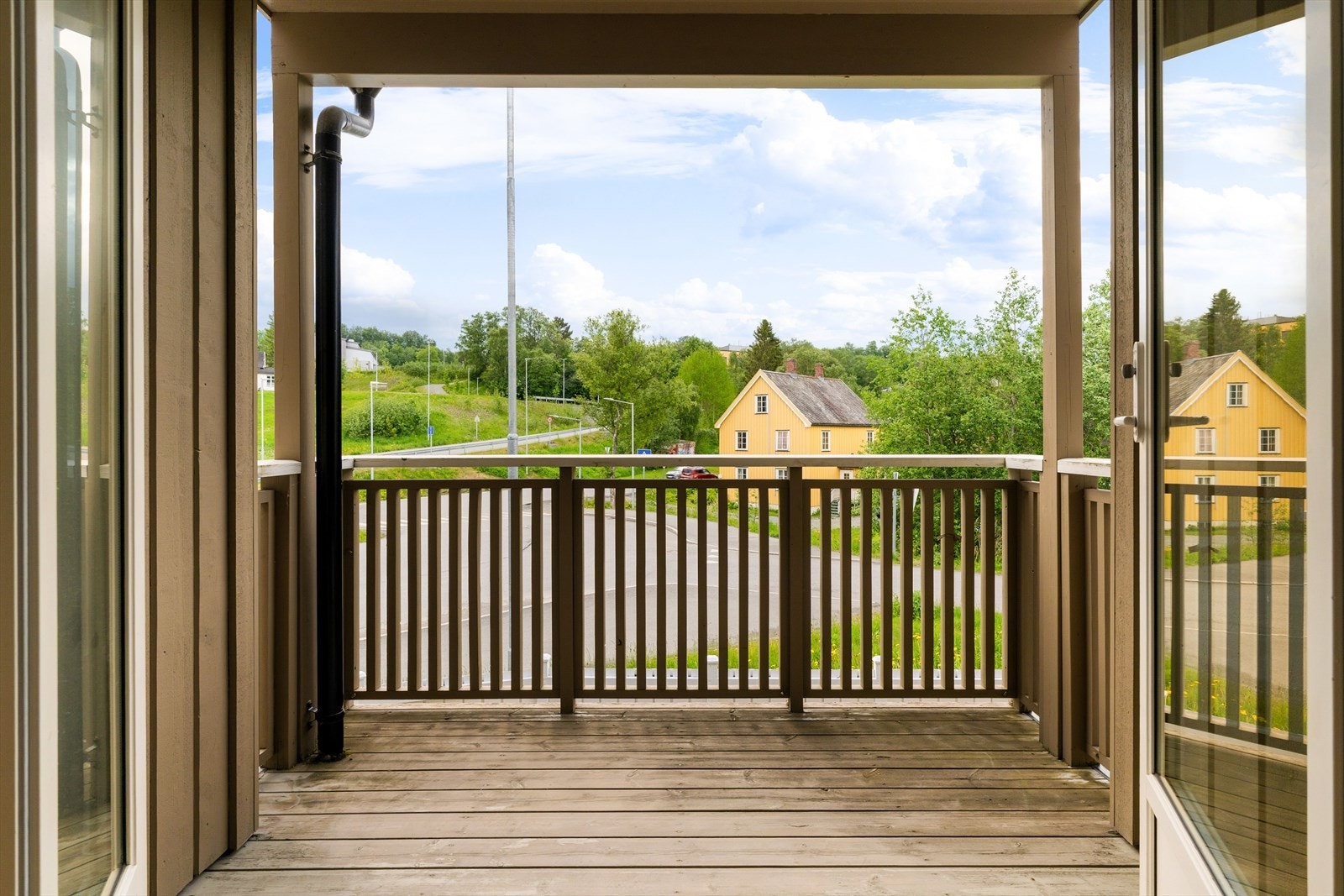 Verandaen har praktisk overbygg og god plass til hagemøbler, perfekt sted å nyte solrike dager. Galleribilde