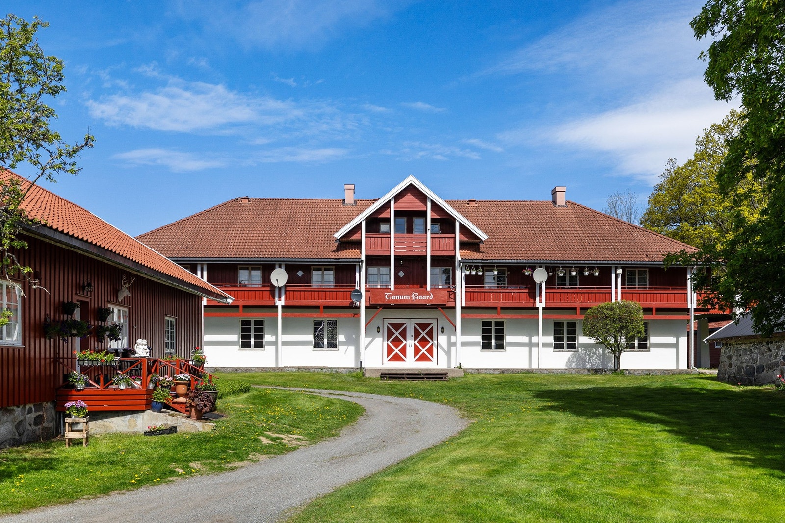 Stor gjestegårdbygning oppført som nybygg i 1996. Sokkeletasje med garasje, verksted og lagring, samt et vaskerom. Leiligheter i andre etasje. Galleribilde