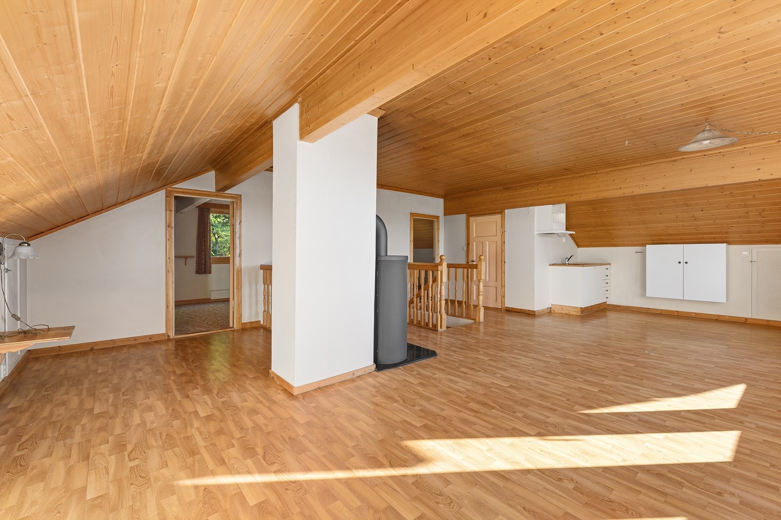 2. etasjen inneholder stue/kjøkken, 2 soverom og bad/vaskerom Galleribilde