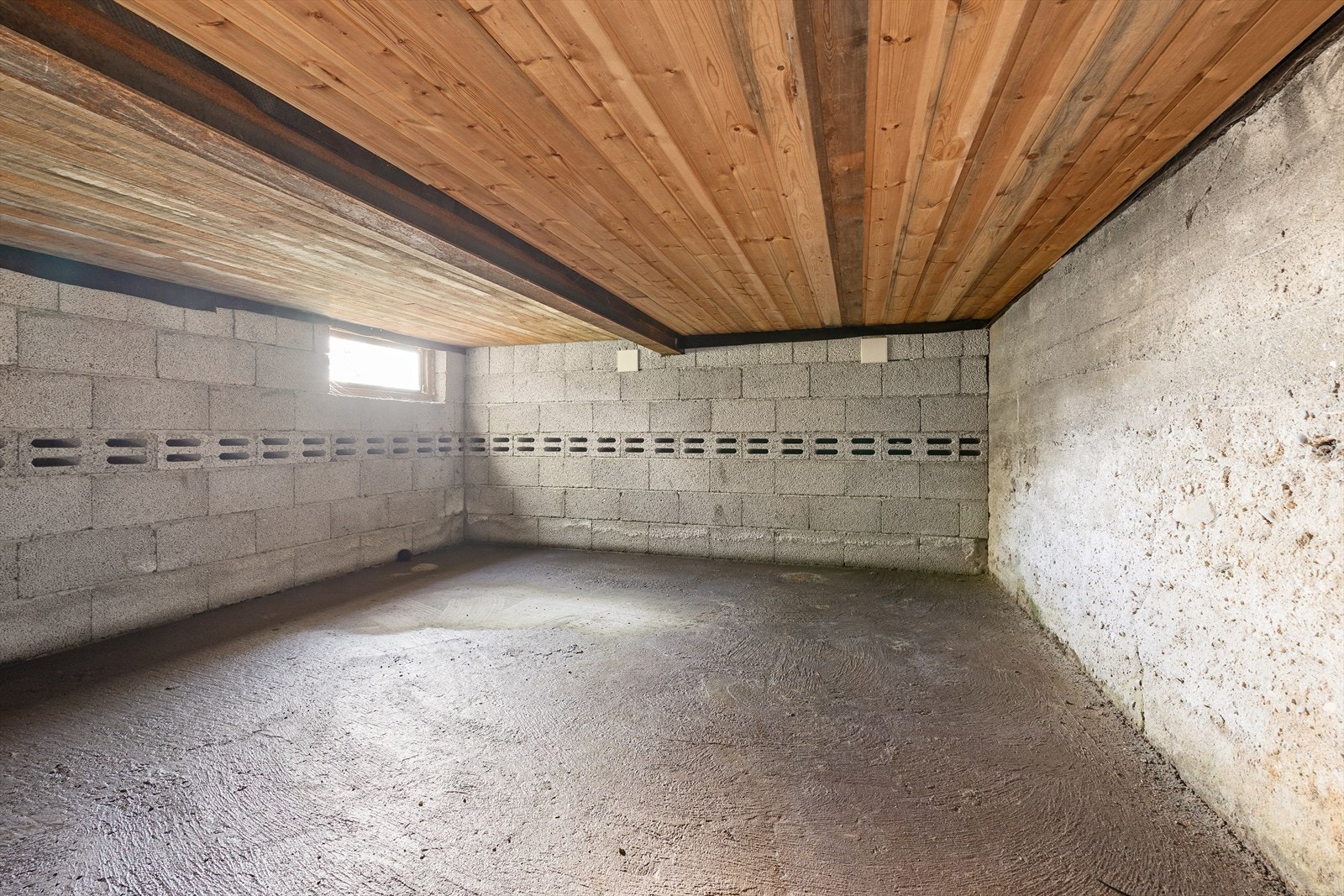 Kjeller/krypkjeller med 84 m² ALH (areal ved lav himlingshøyde) som ikke inngår i måleverdig bruksareal. Galleribilde