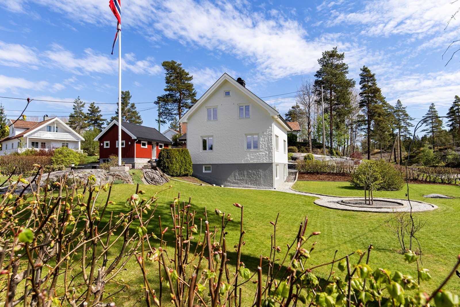 Selve huset er et lekkert murhus fra 50-tallet, og fremstår godt vedlikeholdt. Galleribilde