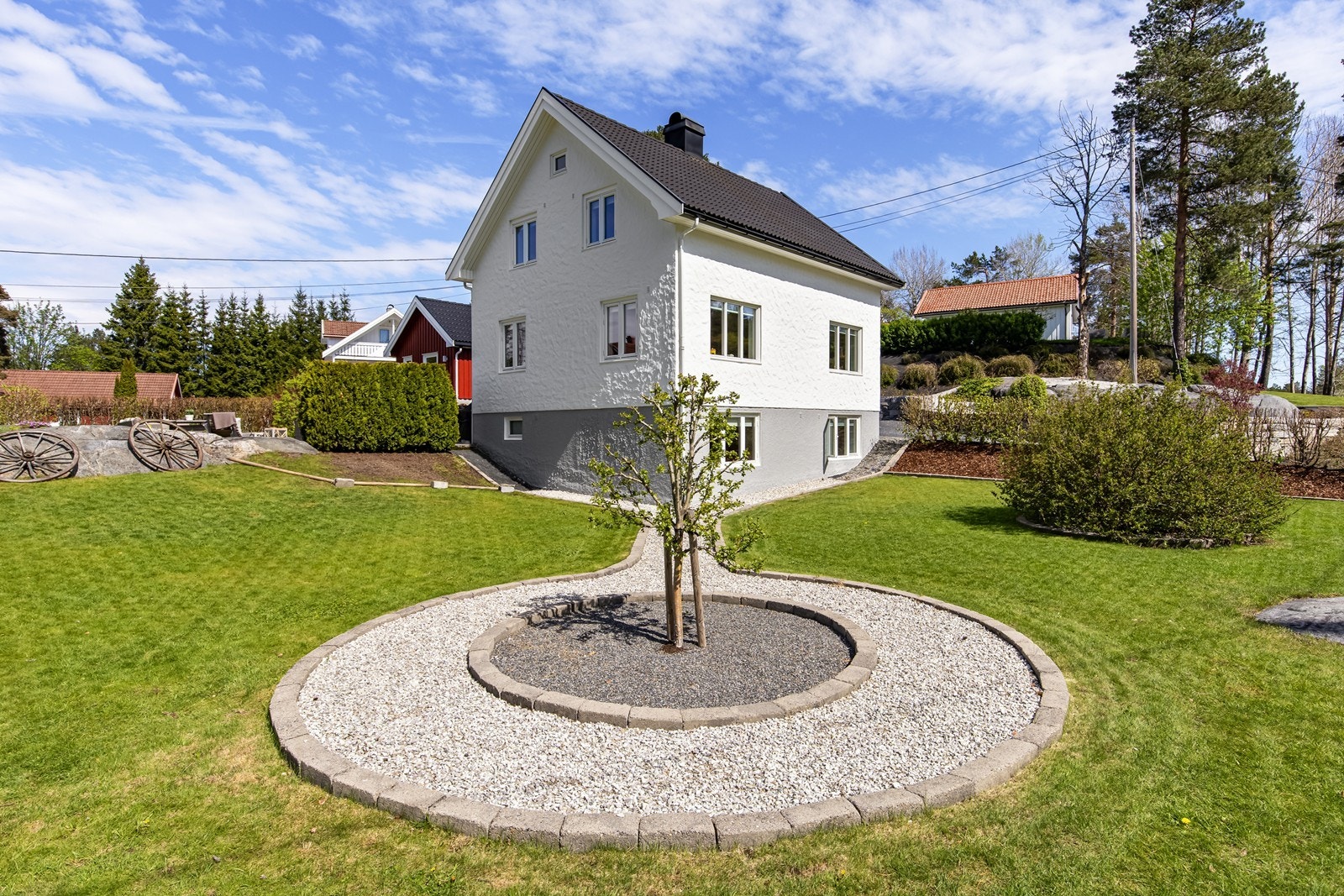 Boligen har en helt fantastisk opparbeidet hage! Er det den råeste hagen på hele Vegårshei? Galleribilde
