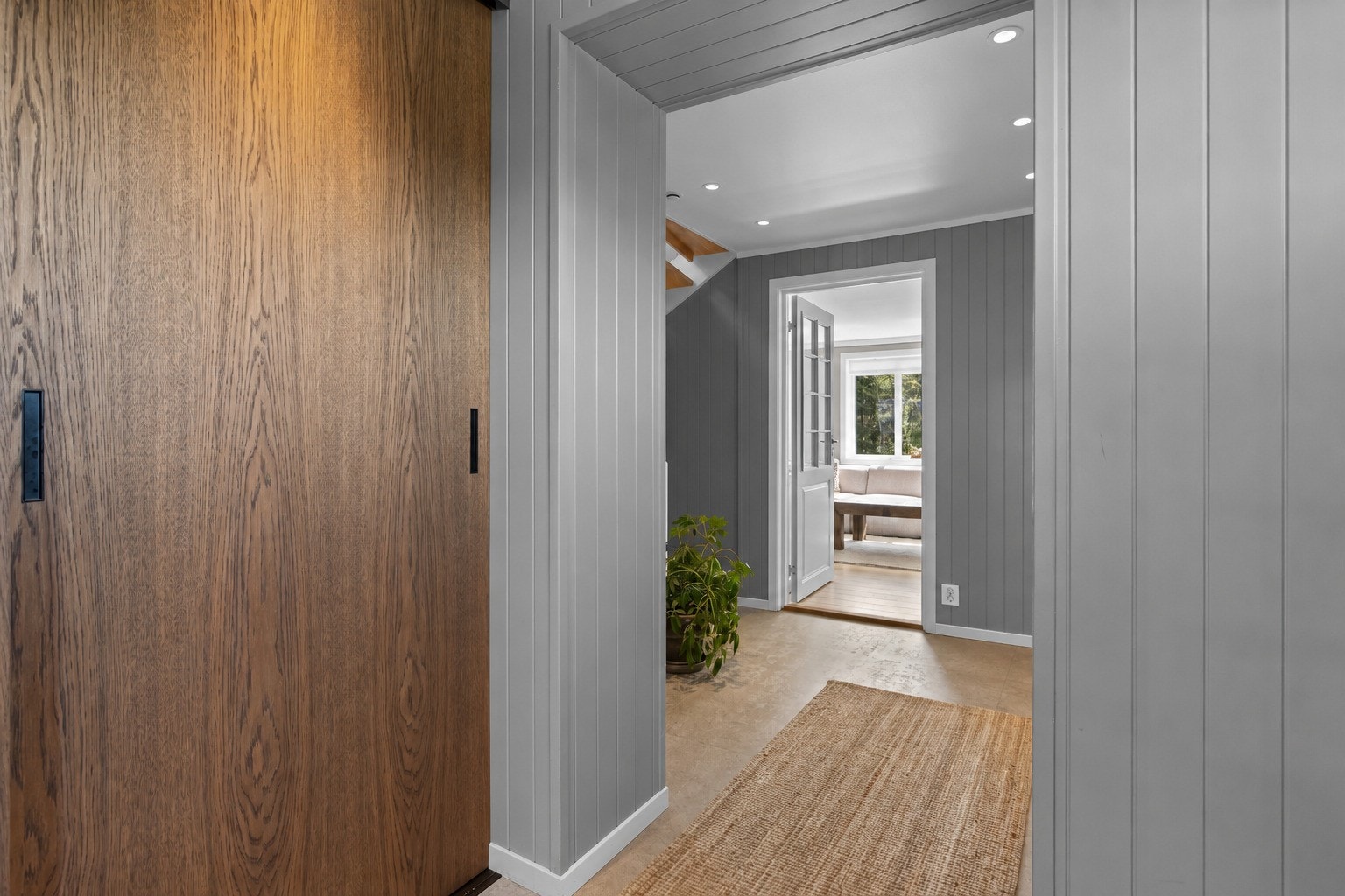 Innbydende gang som ønsker deg velkommen hjem med lekker skyvedørsgarderobe. Galleribilde