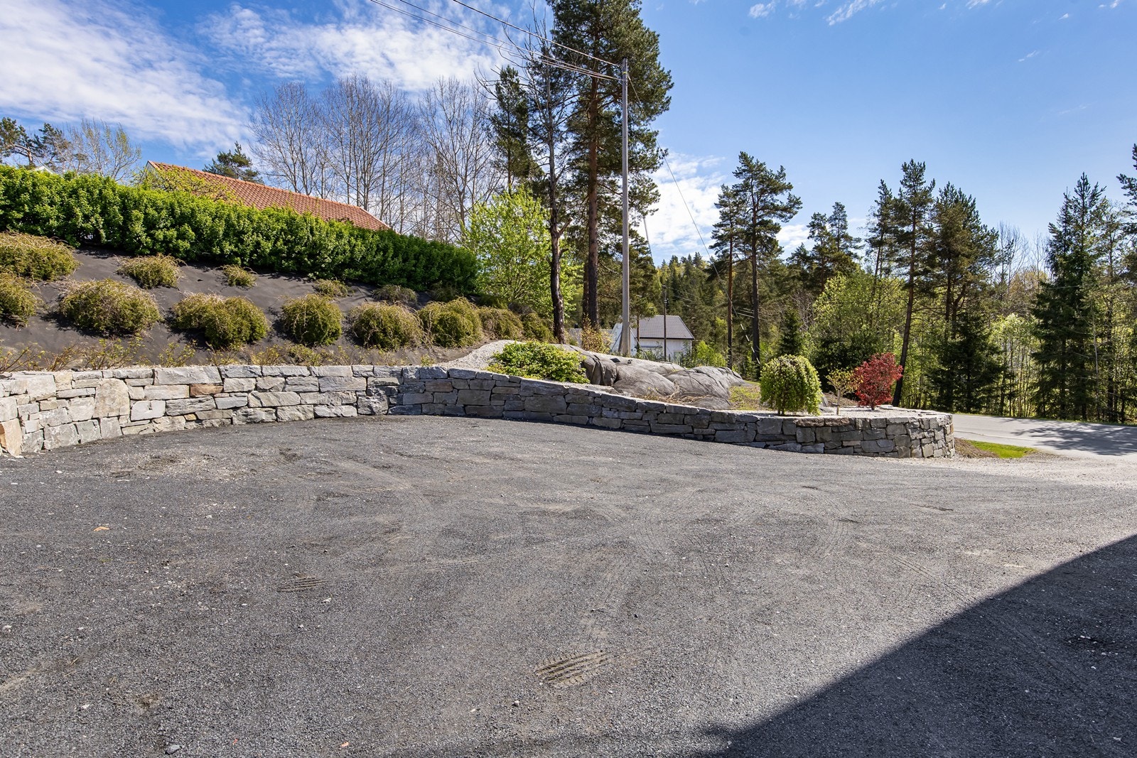 Boligen har et gruslagt og romslig tun med god plass til parkering av flere biler på egen tomt. Galleribilde