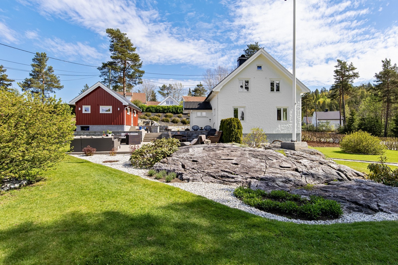 Det er brukt utallige timer utendørs for å få denne hagen til å bli en skikkelig oase man kan nyte late sommerdager i. Galleribilde