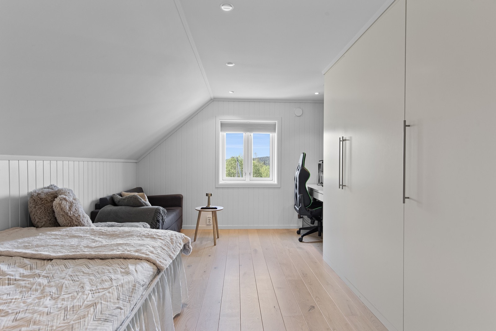 Soverom i 2. etasje. Rommene er såpass romslige at man enkelt kunne brukt ett av de som loftstue. Galleribilde