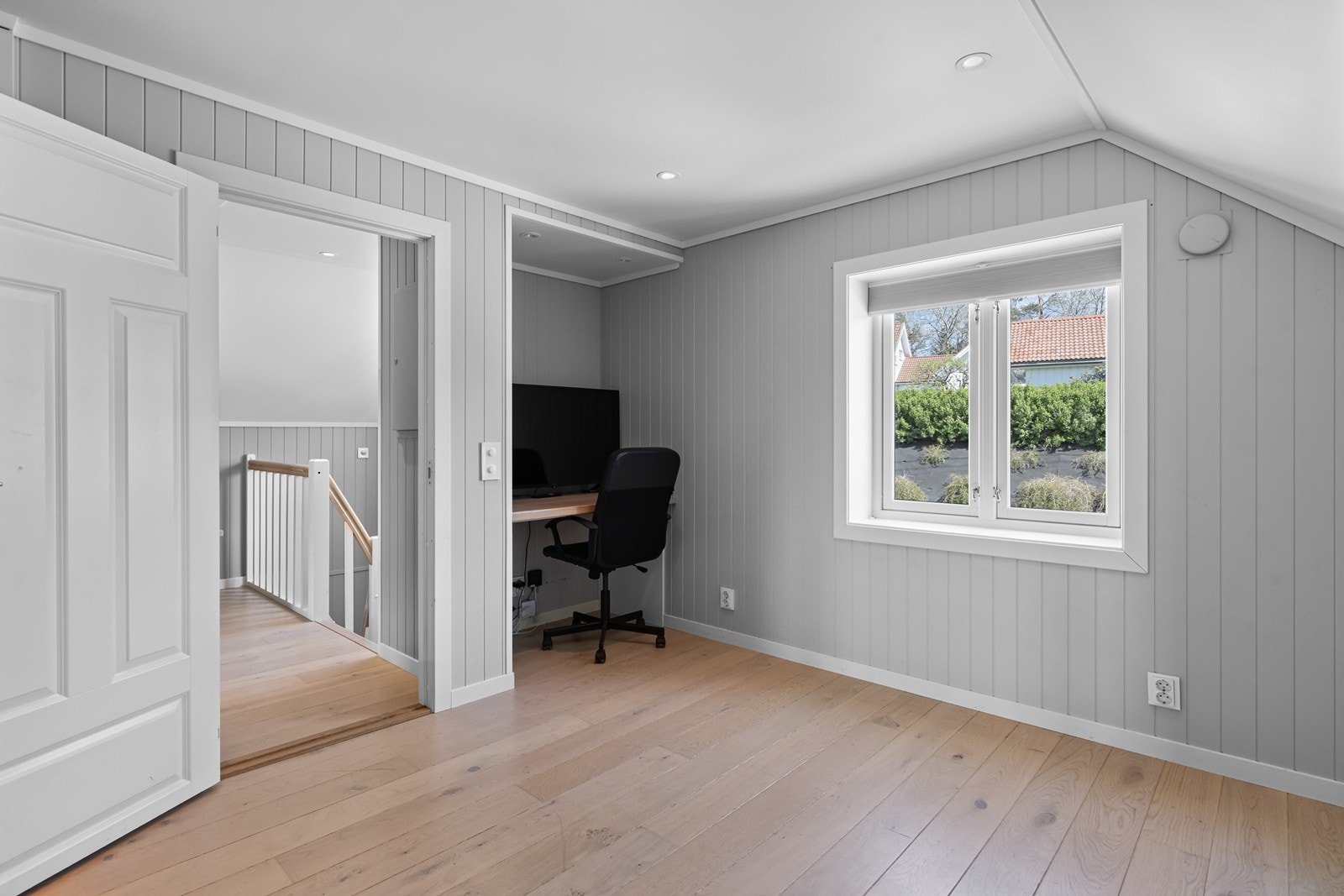 Romslig soverom med god plass til tilleggmøblement, og eget hjørne til lekser eller hjemmekontor. Galleribilde