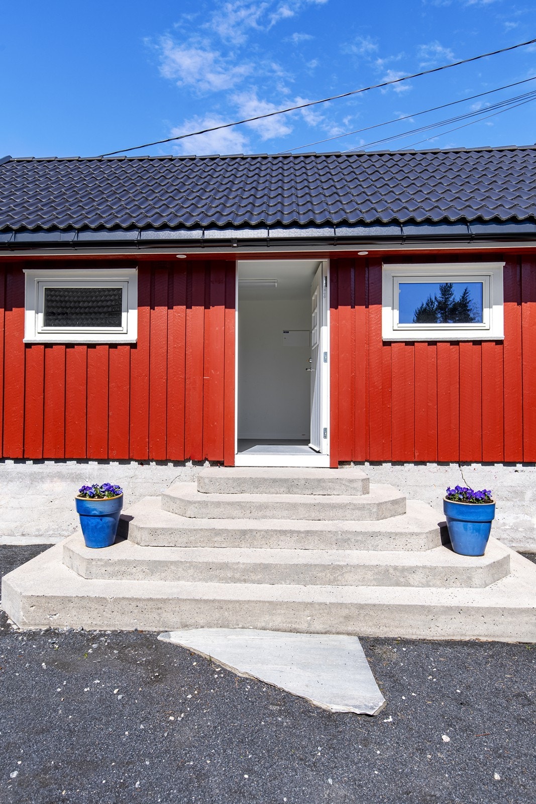 Boligen har et innholdsrikt tilbygg i tunet. Galleribilde