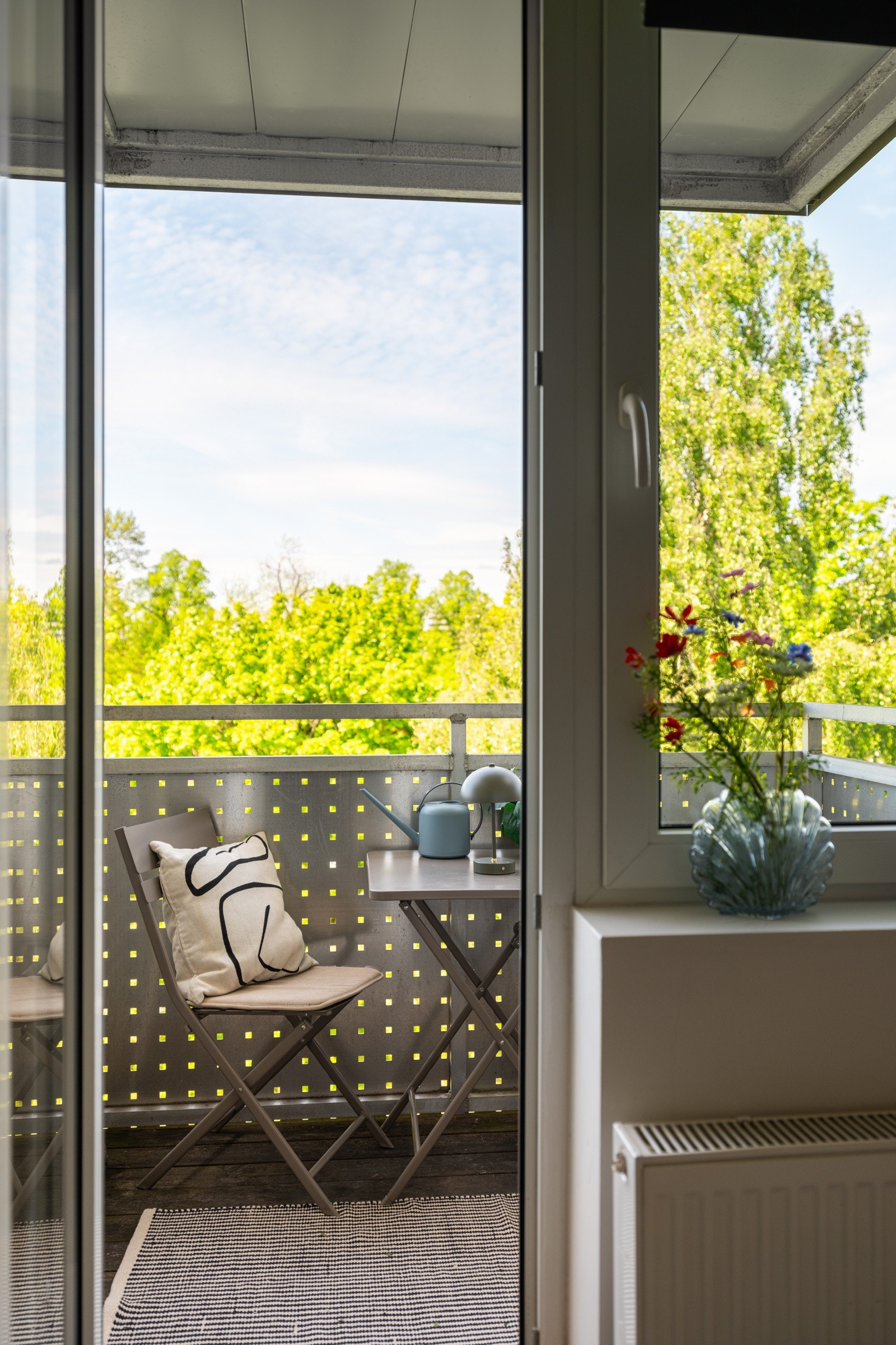 Fra stuen har du utgang til en solrik vestvendt balkong på ca. 3m². Galleribilde