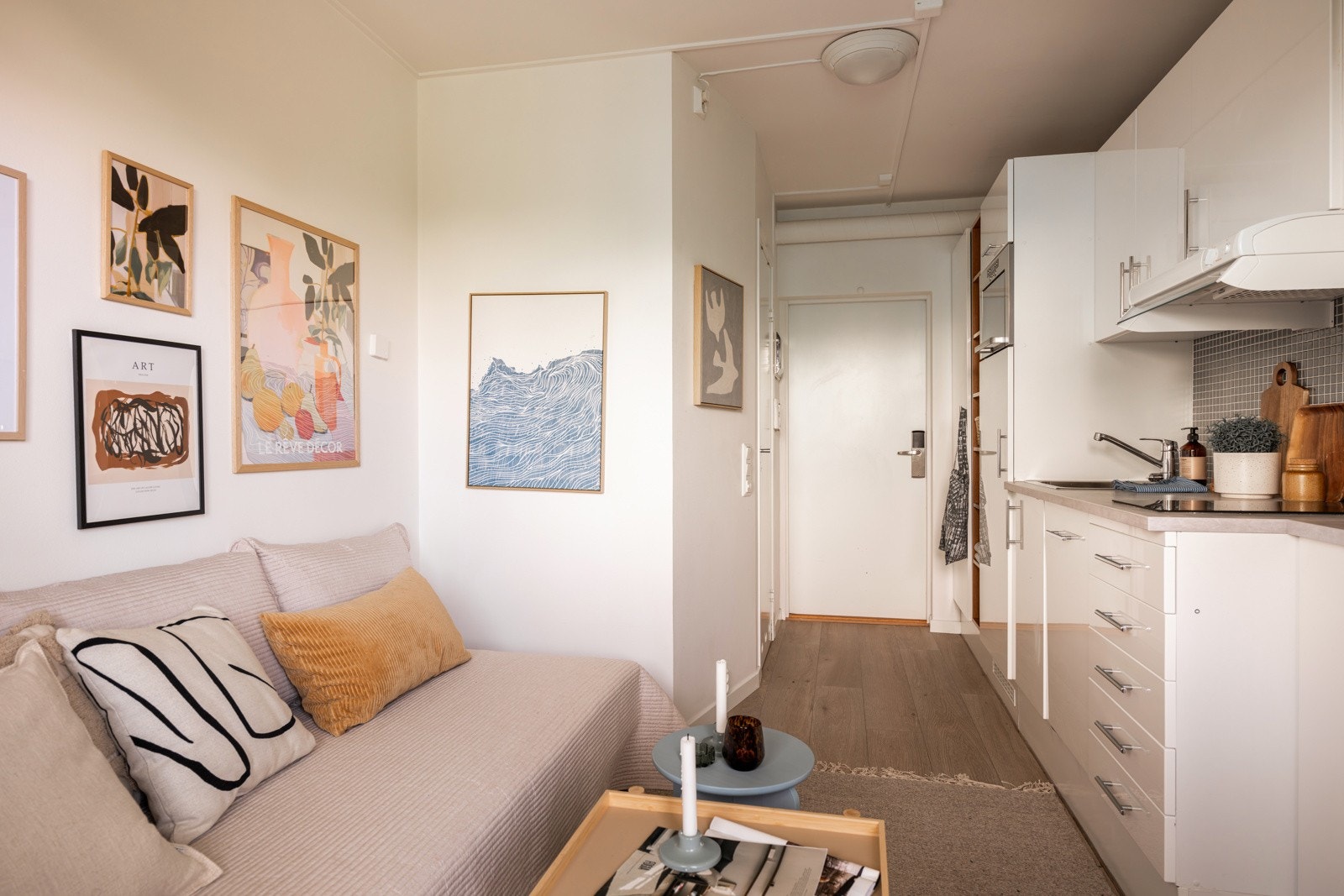 Både oppvarming med fjernvarme, strøm, varmtvann og bredbånd (100 Mbps) er inkludert i de lave felleskostnadene på kr. 1 826,- per måned. Galleribilde